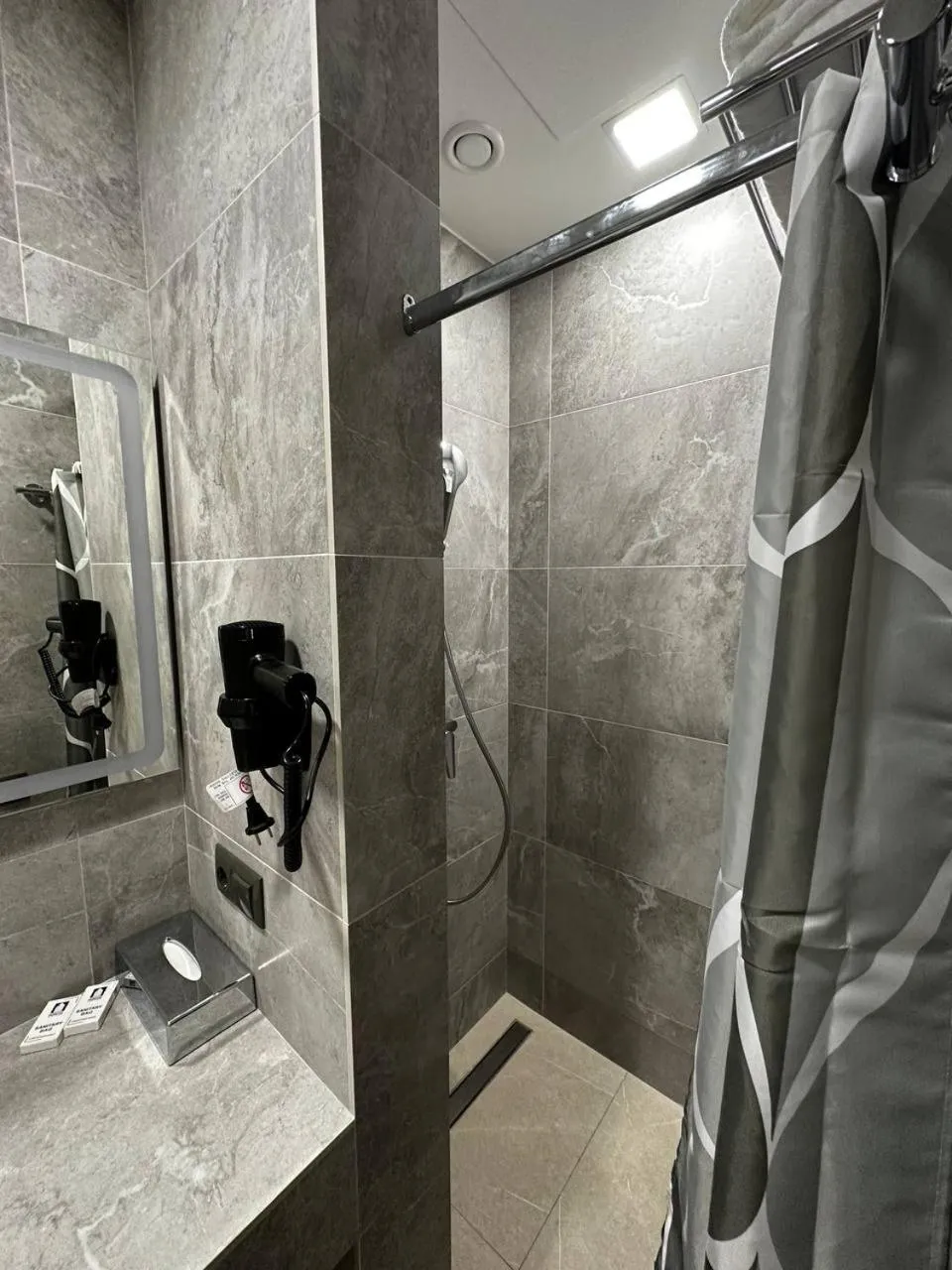 Shower in Rasoda Hotel&Restaurant