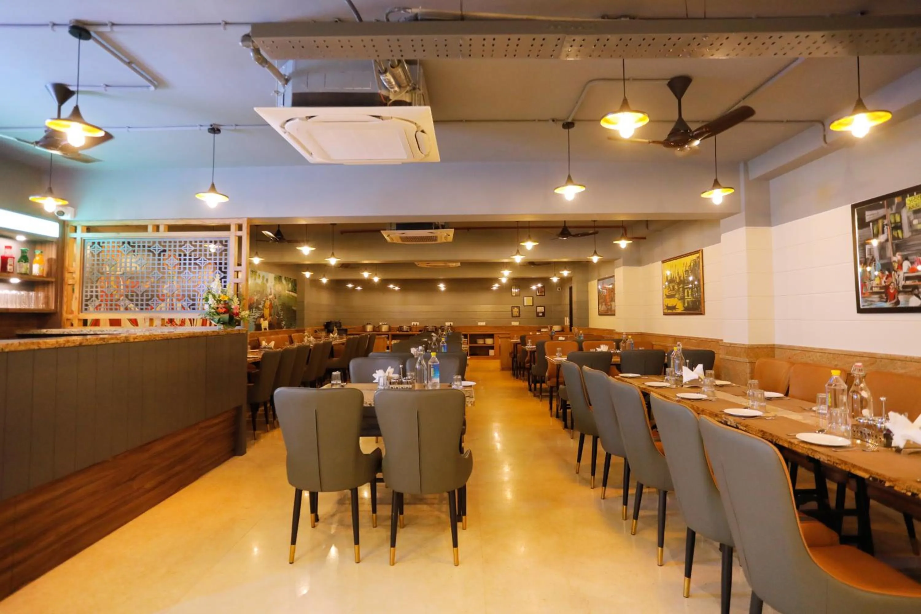 Restaurant/places to eat in Hotel Dolphin Grand