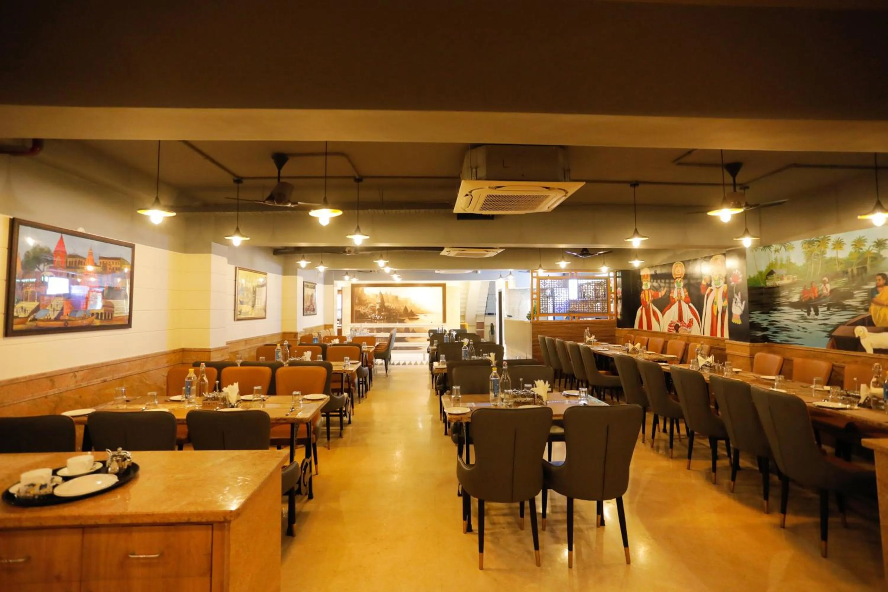 Restaurant/places to eat in Hotel Dolphin Grand