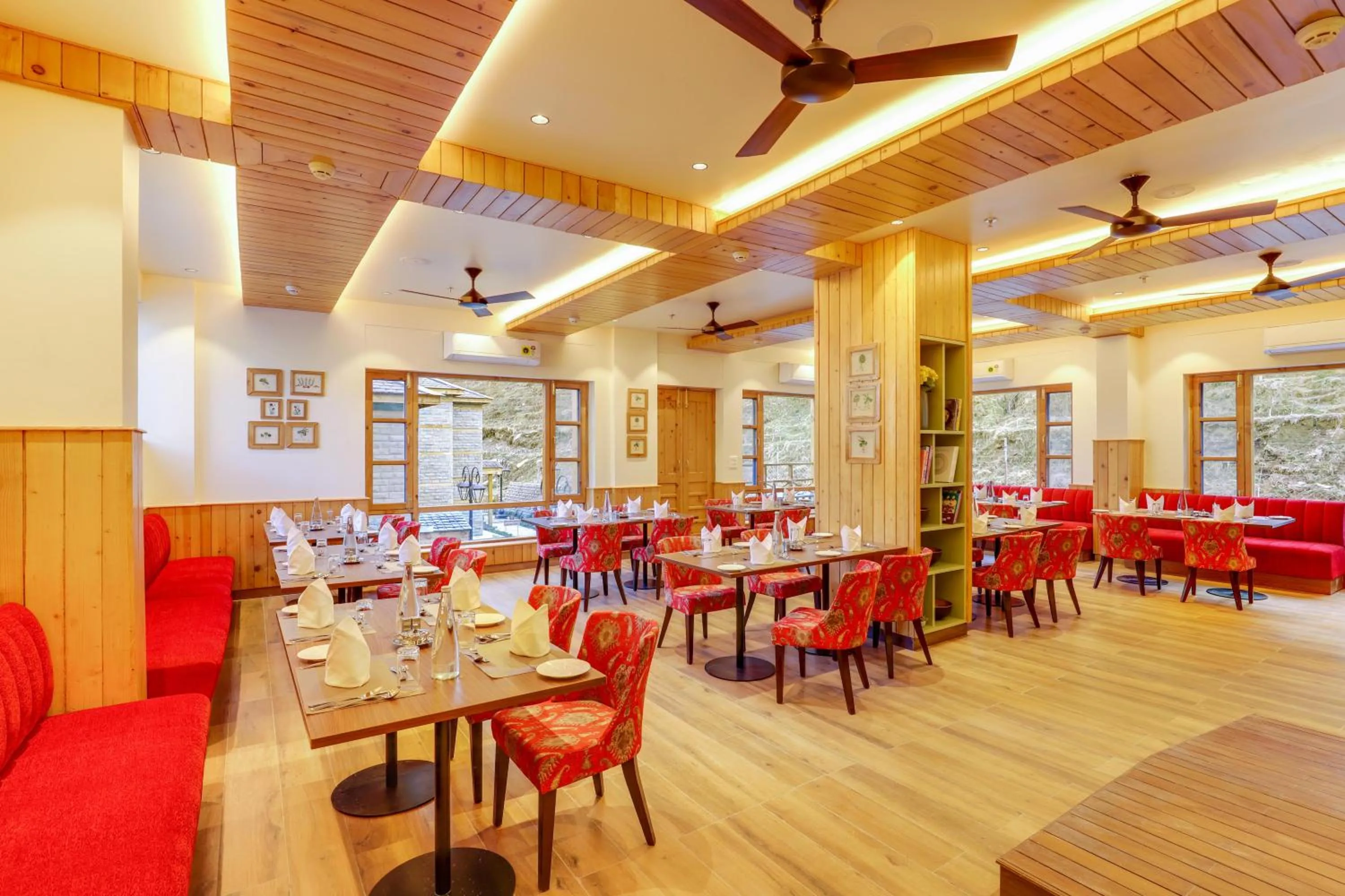 Restaurant/places to eat in Club Mahindra Janjehli