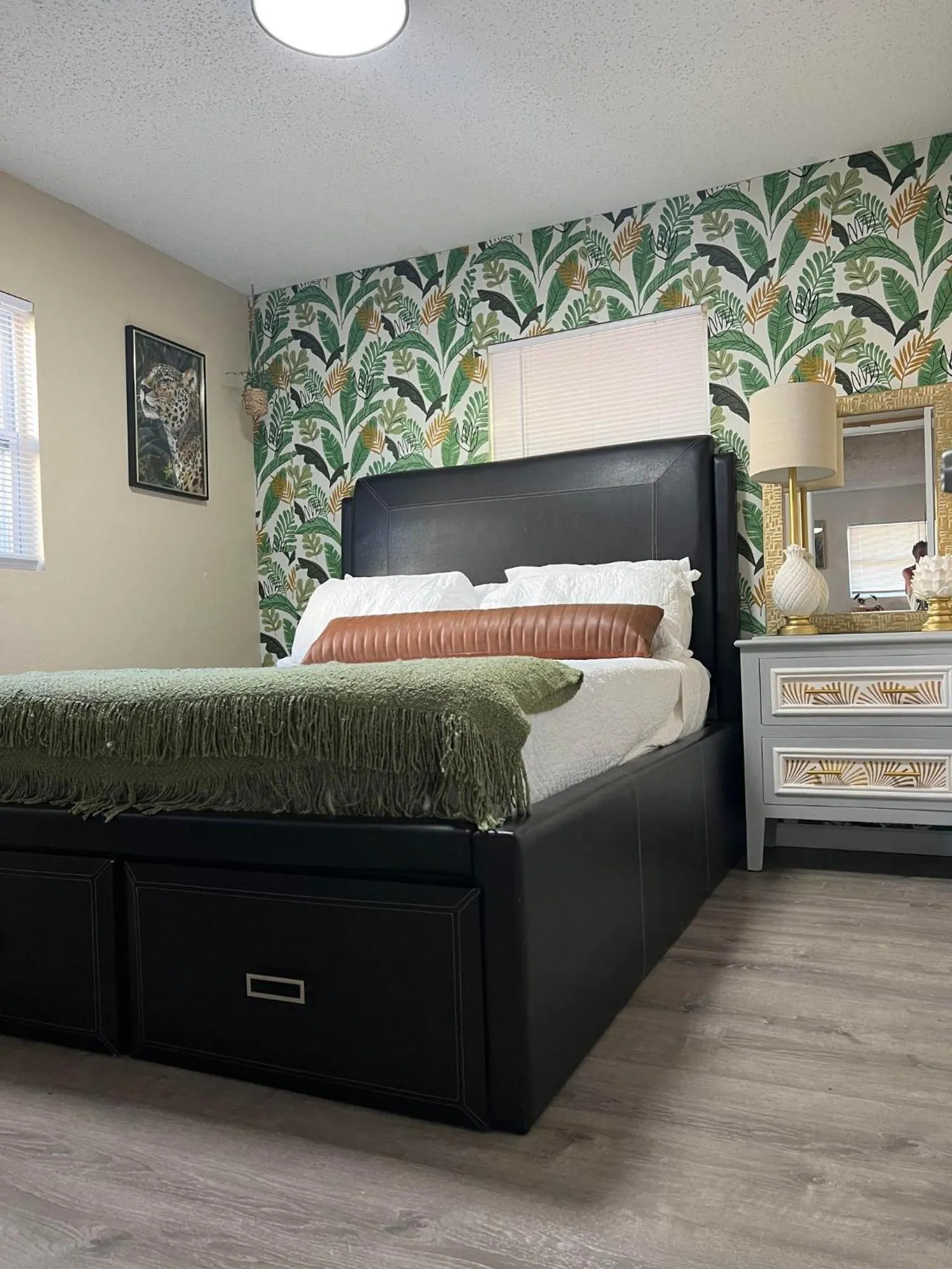 Bed in Tropical Casita in Tampa near airport and Raymond James stadium