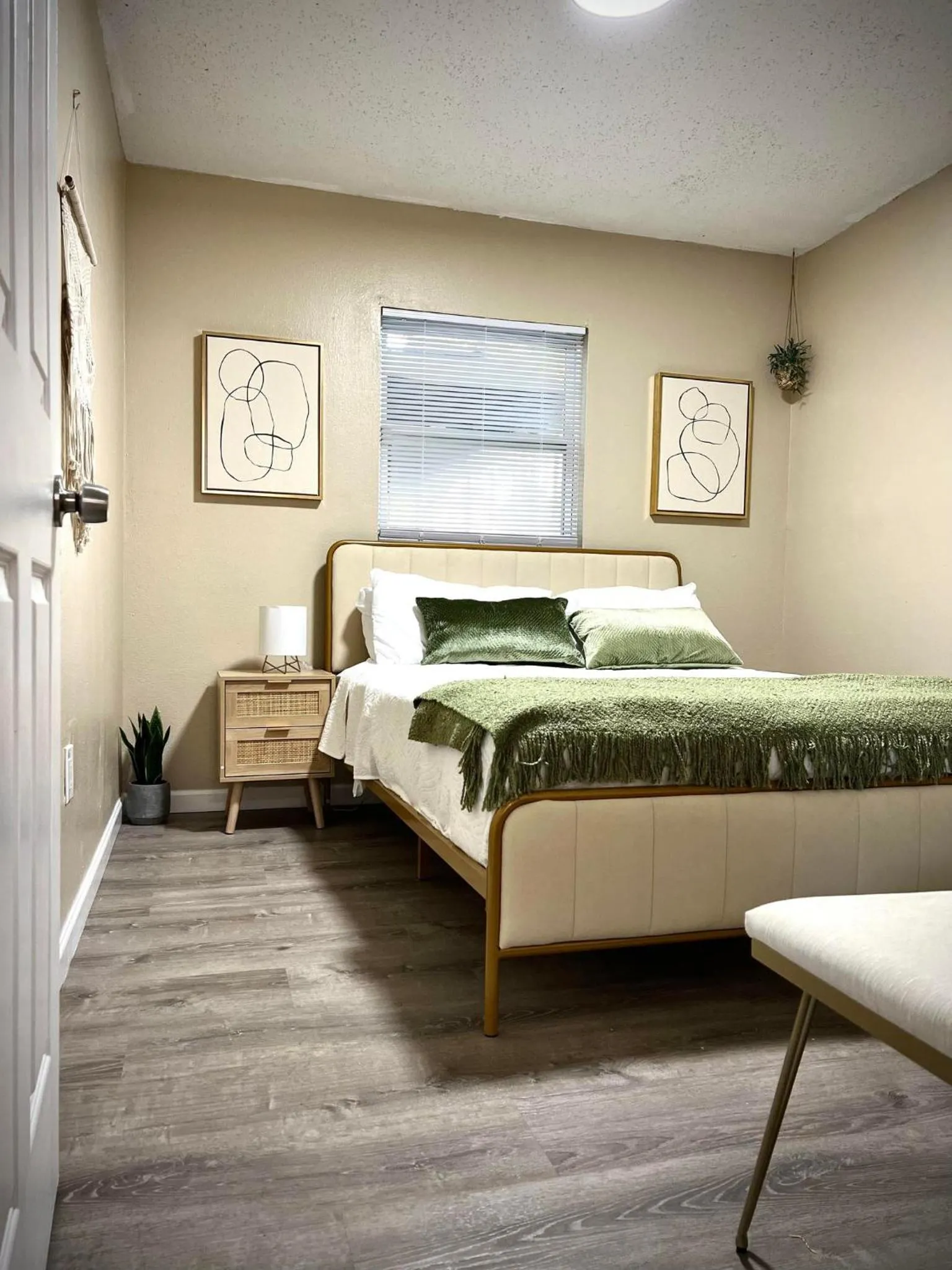 Bed in Tropical Casita in Tampa near airport and Raymond James stadium