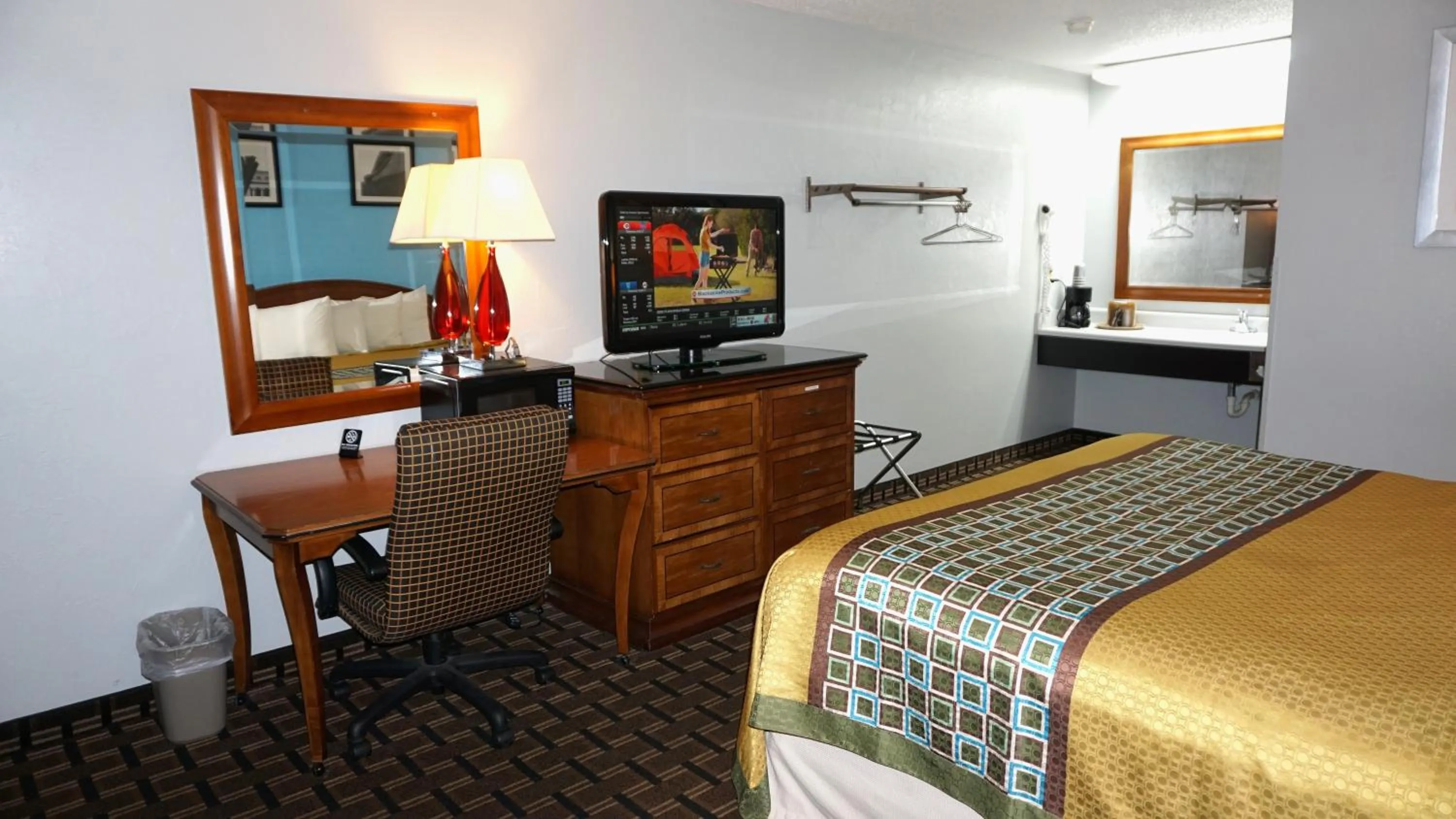 TV and multimedia, Bed in Lakes Inn