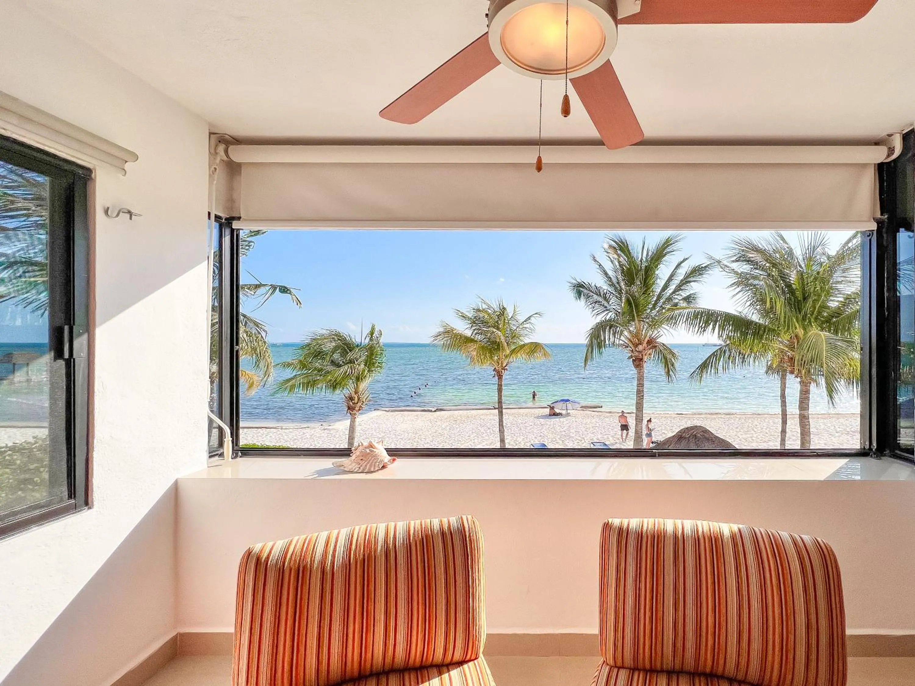 Communal lounge/ TV room in Bello Mar de Cancun, Beautiful 2Br 2Ba Condo overlooking beach spectacular view!