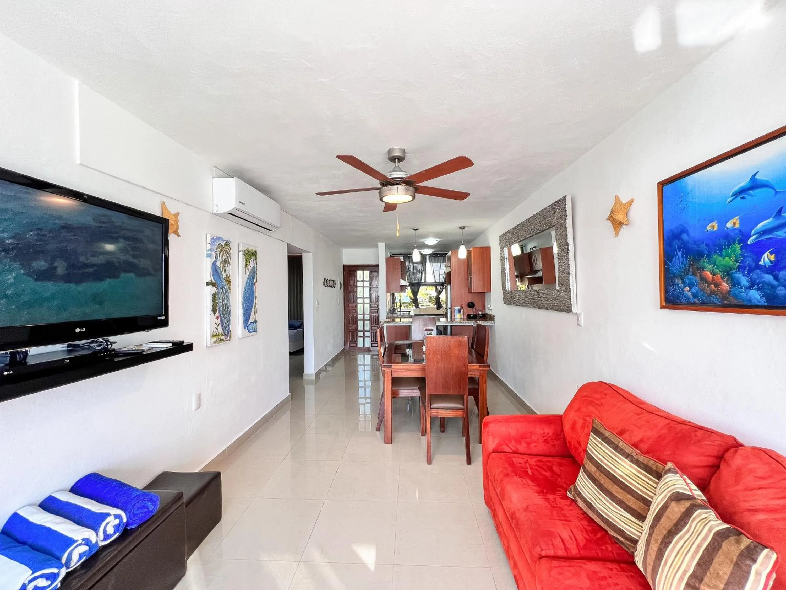 Communal lounge/ TV room in Bello Mar de Cancun, Beautiful 2Br 2Ba Condo overlooking beach spectacular view!