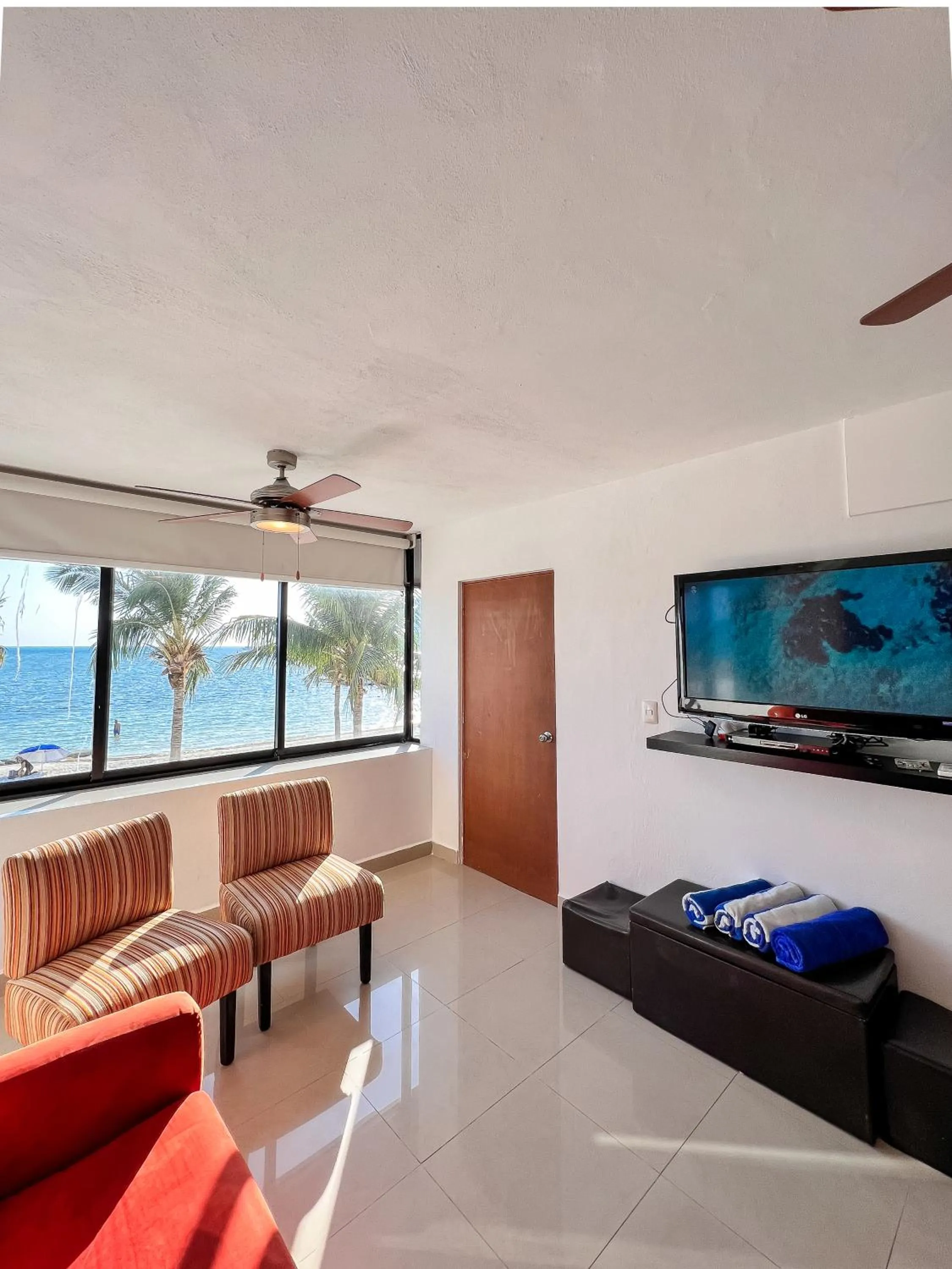Communal lounge/ TV room in Bello Mar de Cancun, Beautiful 2Br 2Ba Condo overlooking beach spectacular view!