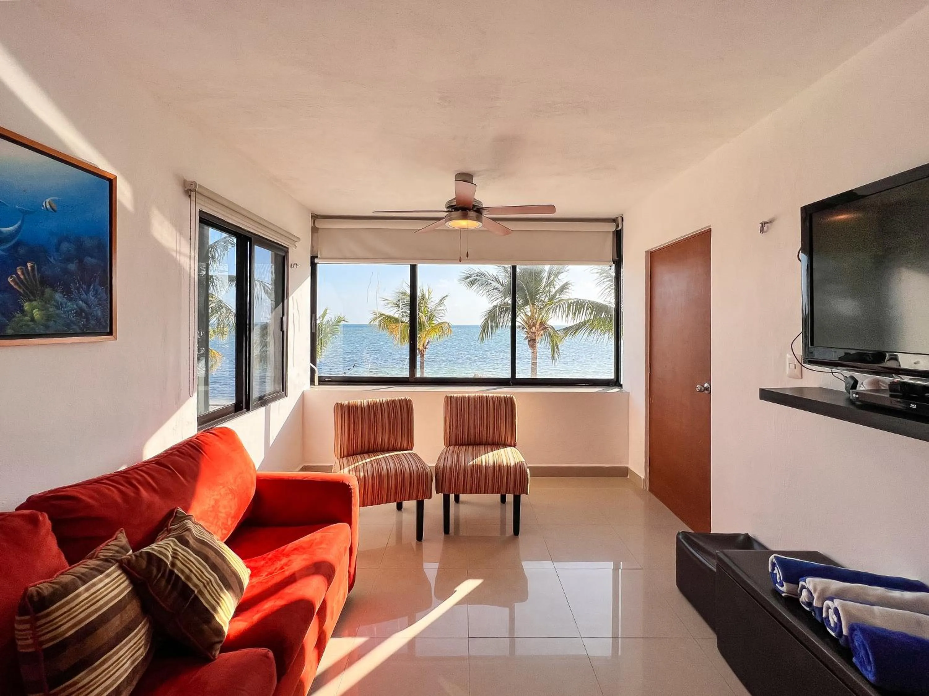 Communal lounge/ TV room in Bello Mar de Cancun, Beautiful 2Br 2Ba Condo overlooking beach spectacular view!