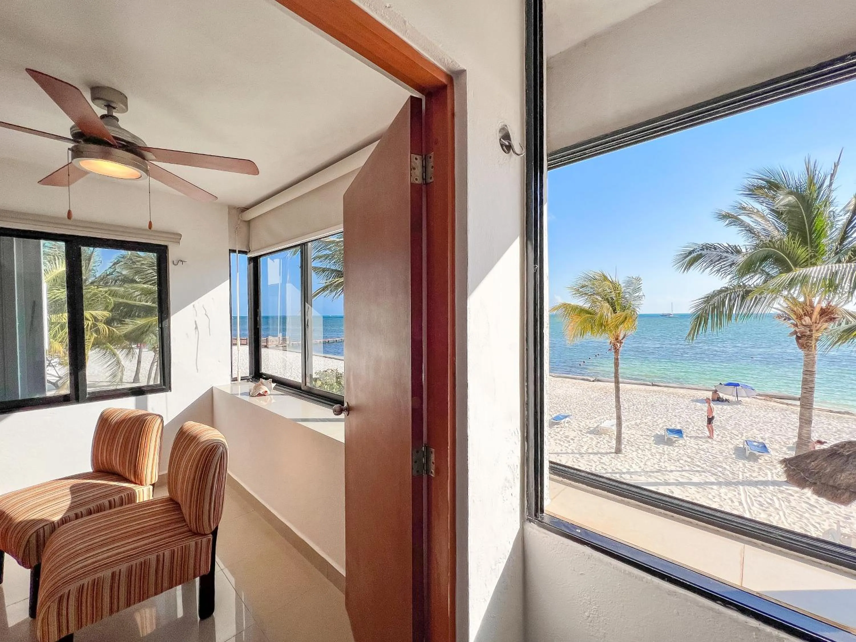 Communal lounge/ TV room in Bello Mar de Cancun, Beautiful 2Br 2Ba Condo overlooking beach spectacular view!