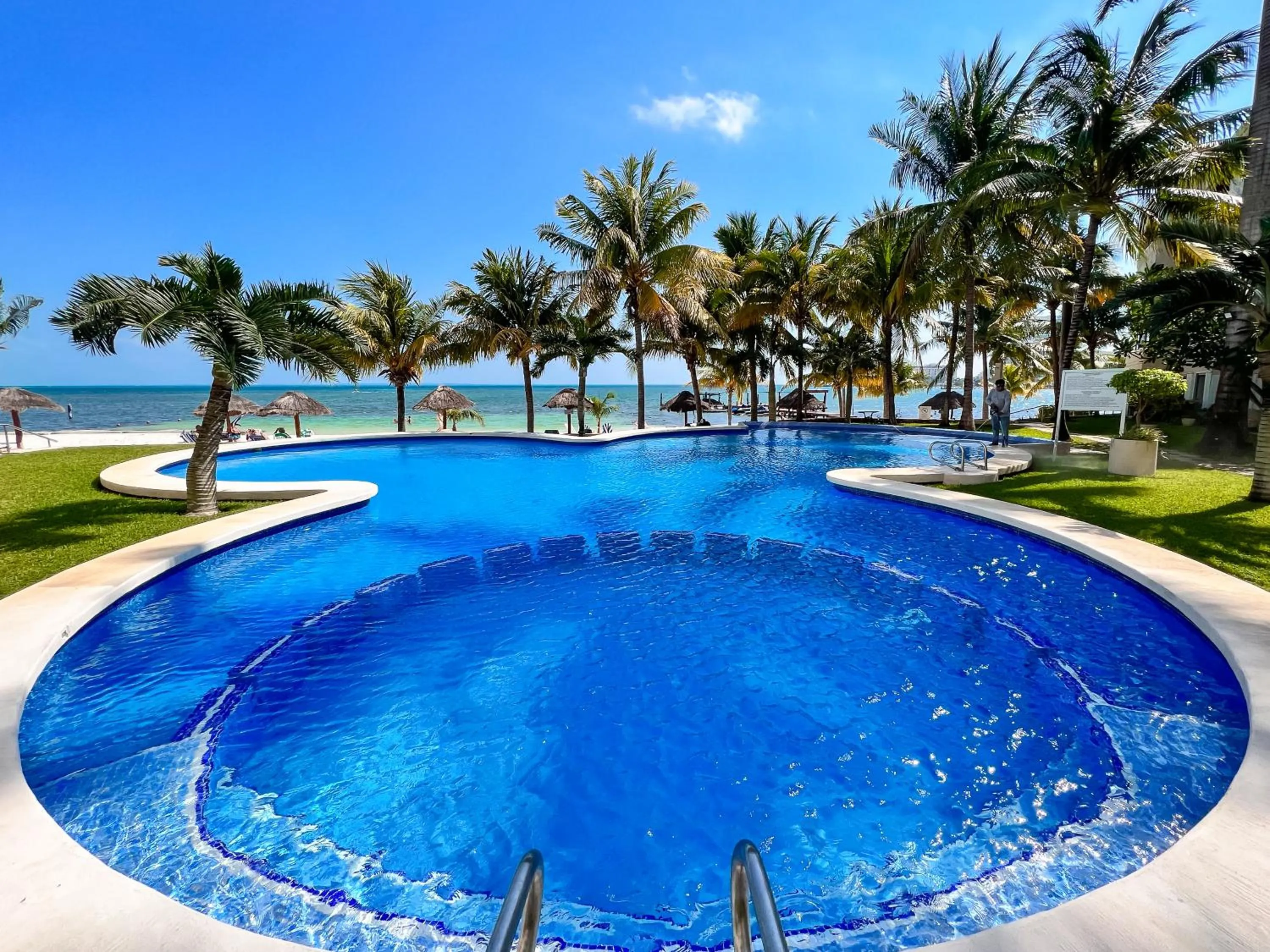 Day in Bello Mar de Cancun, Beautiful 2Br 2Ba Condo overlooking beach spectacular view!