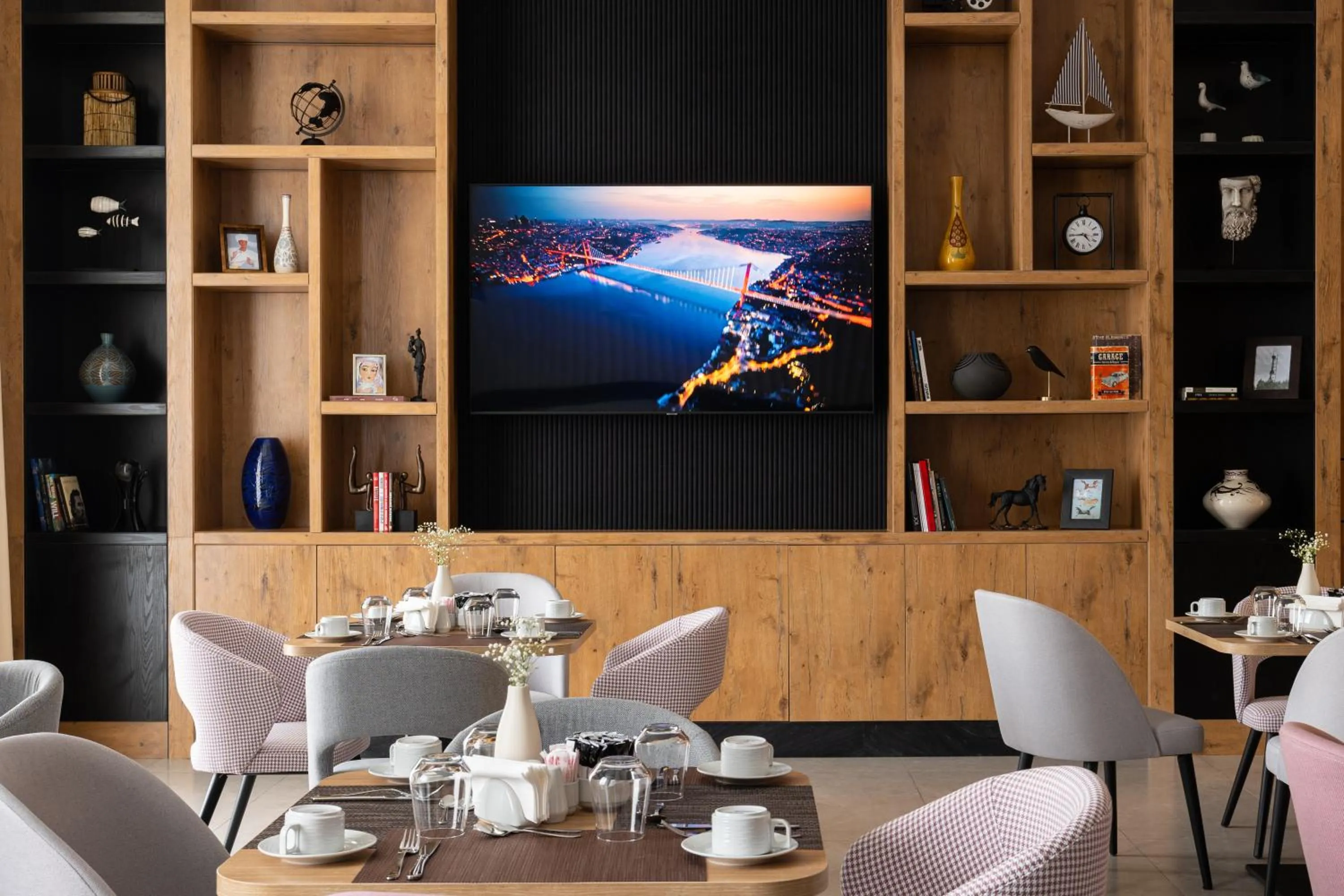 Restaurant/places to eat in THE ELEMENTS HOTEL