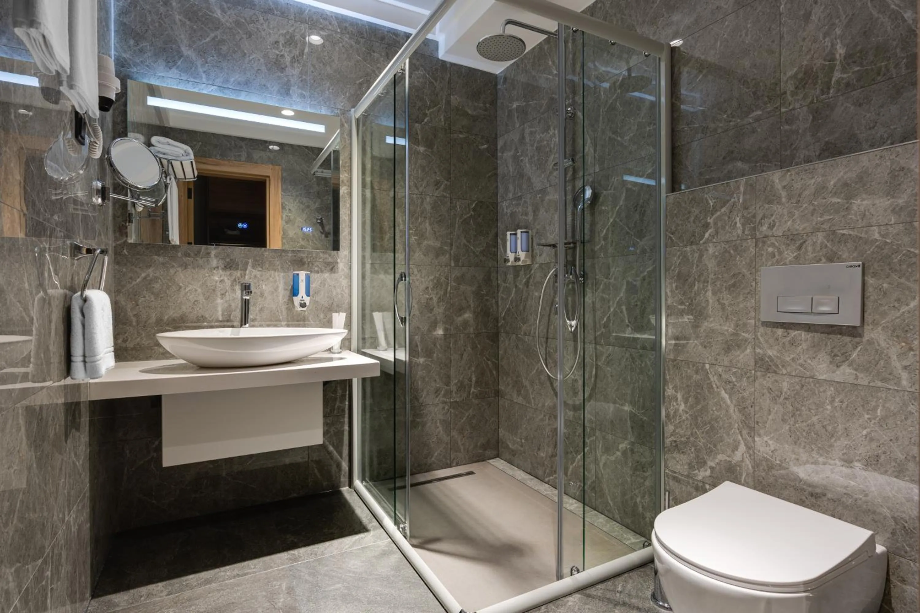 Shower in THE ELEMENTS HOTEL