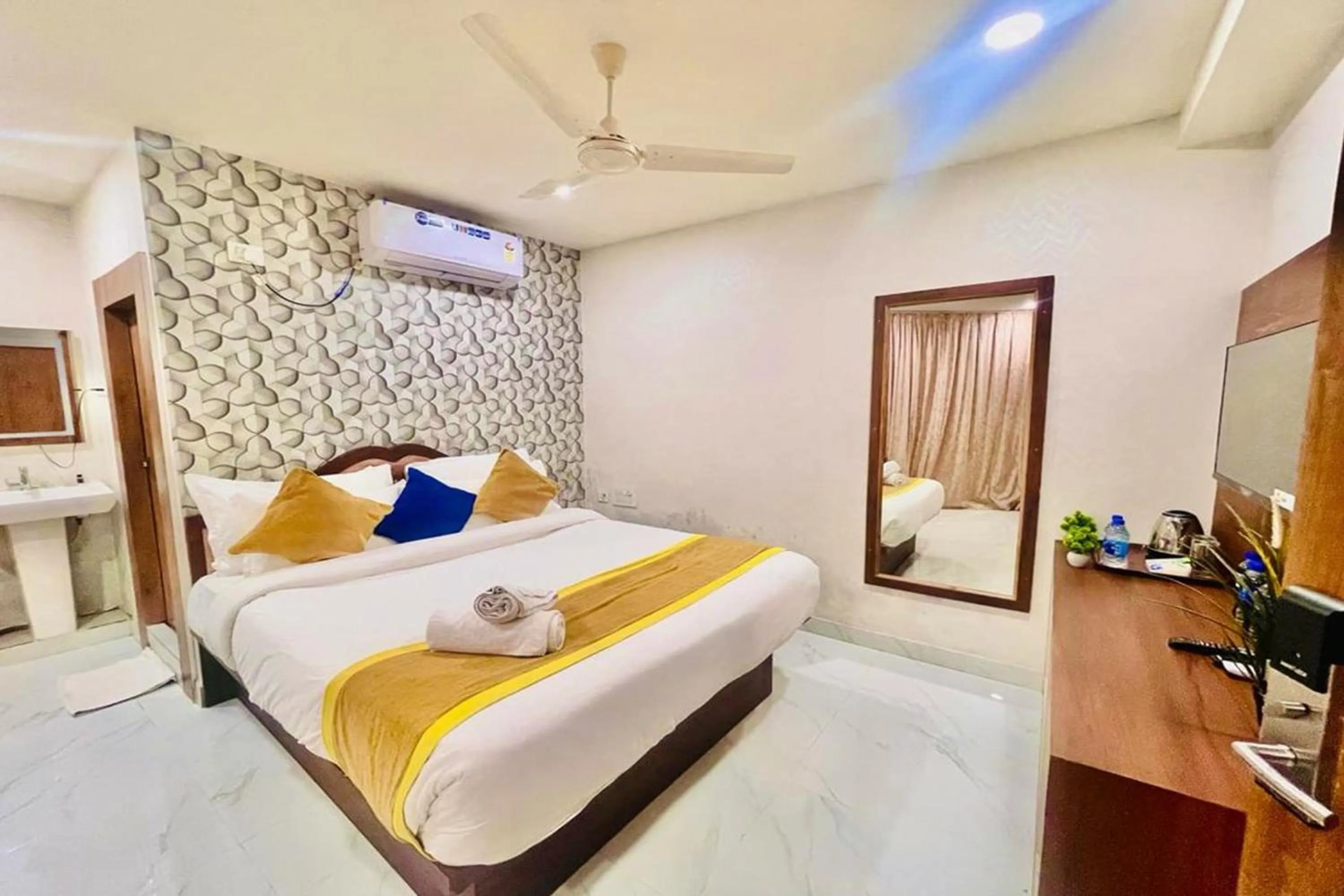 Photo of the whole room, Bed in Hotel Eagle Grand Airport Zone