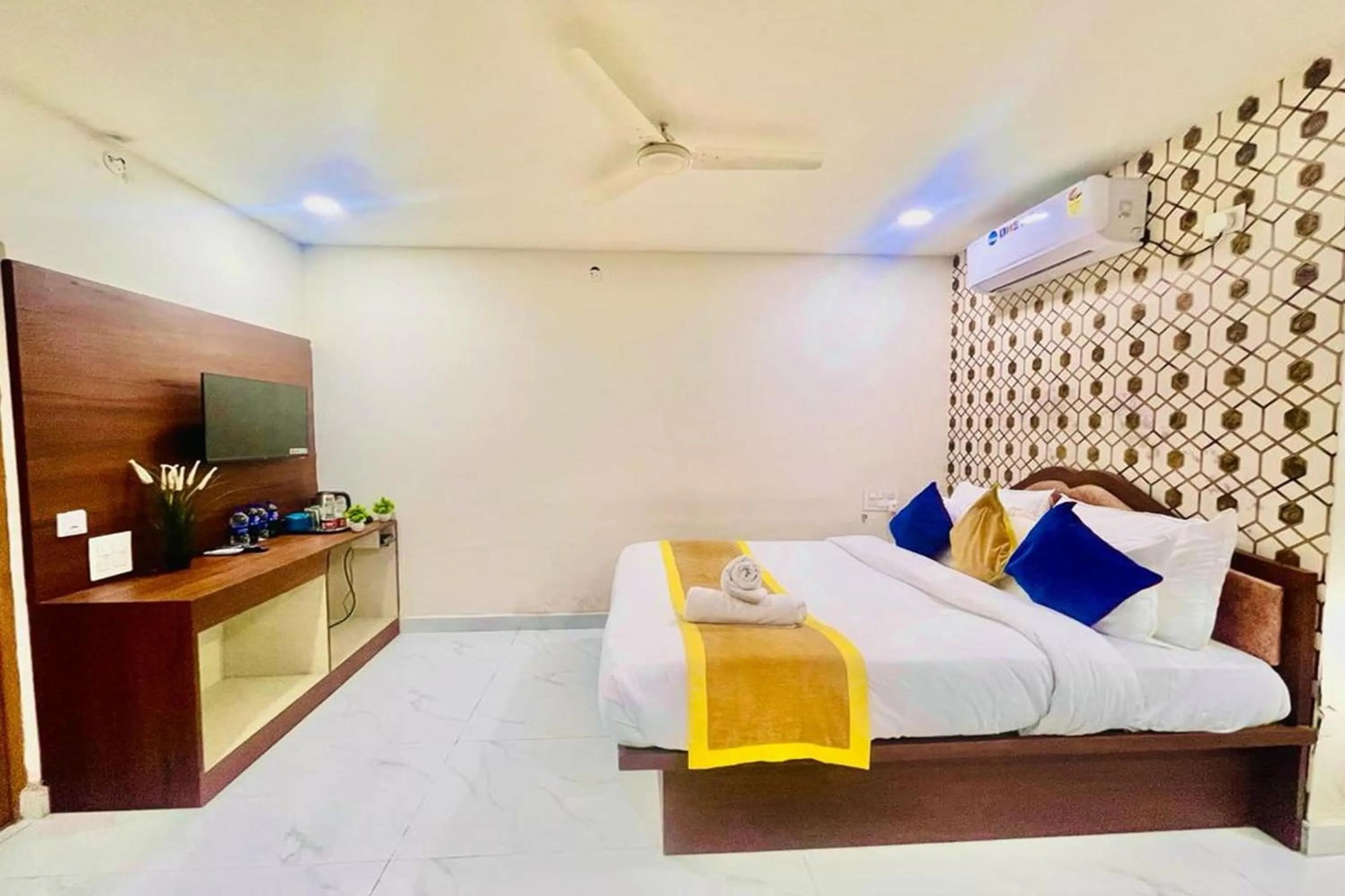 Photo of the whole room, Bed in Hotel Eagle Grand Airport Zone