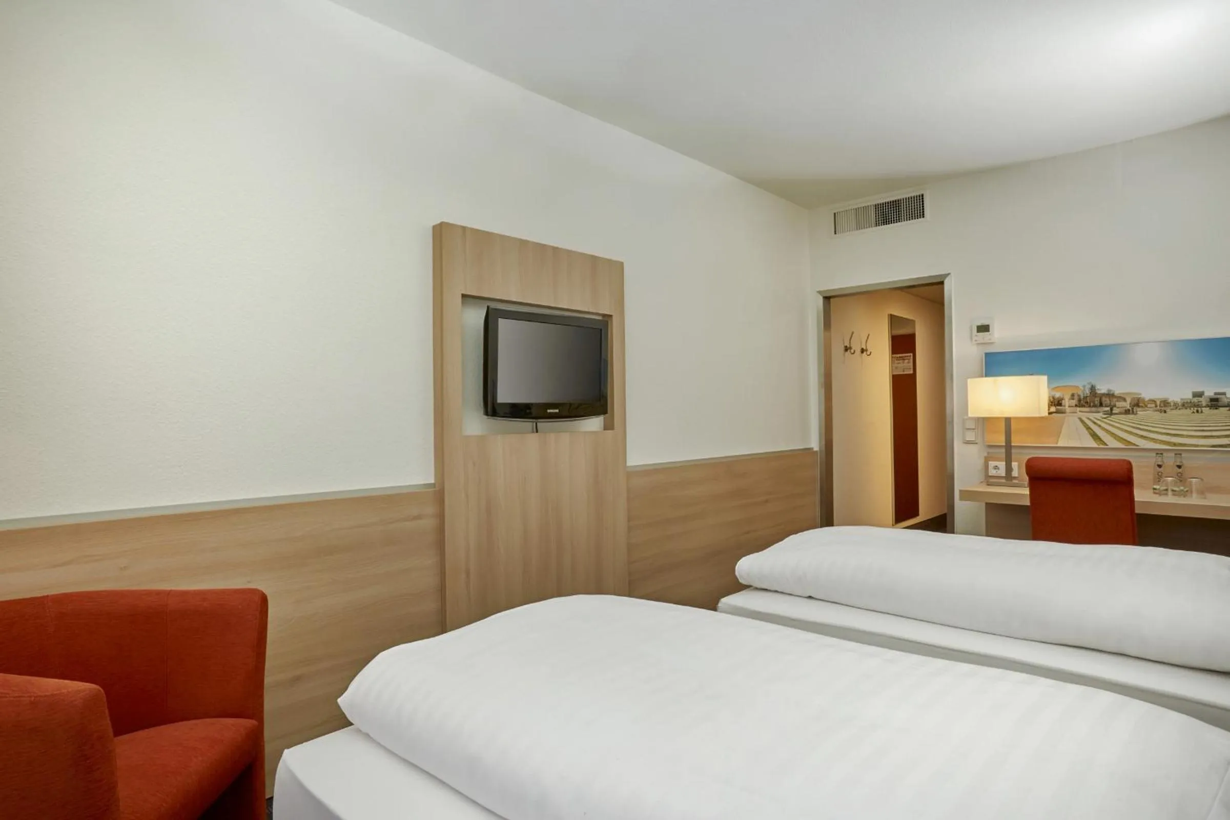 Photo of the whole room, Bed in H+ Hotel Darmstadt