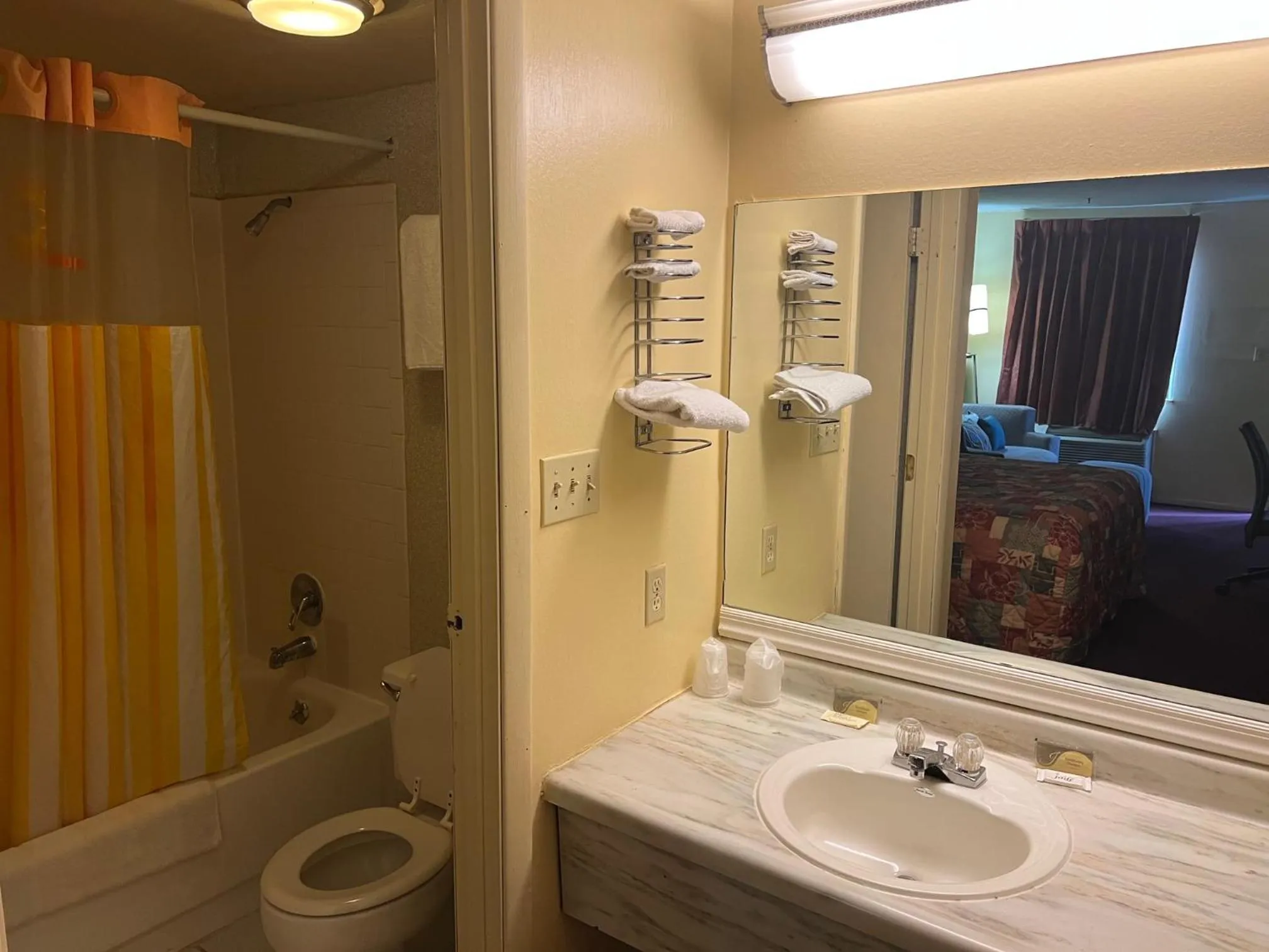 Shower in Lebanon Inn Motel