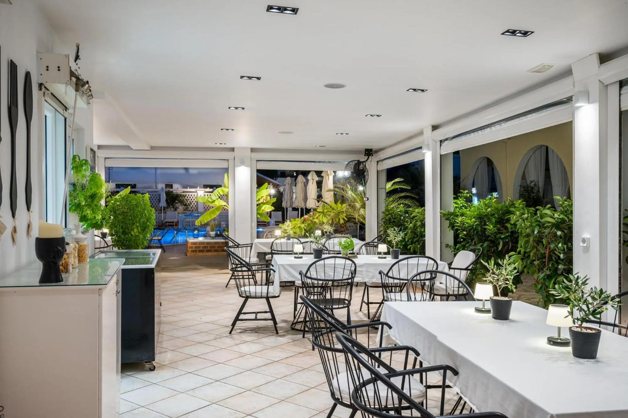 Restaurant/places to eat in Konstantina Apartments