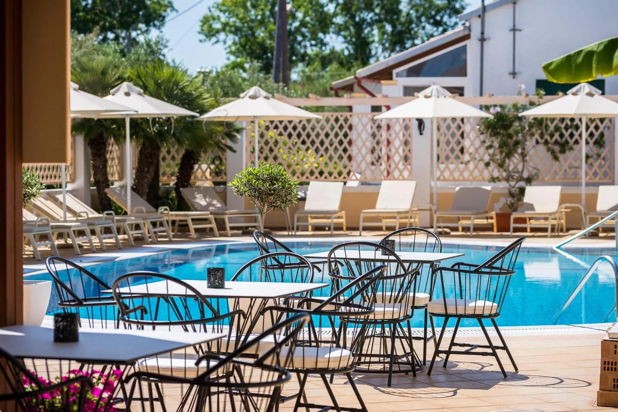 Restaurant/places to eat in Konstantina Apartments