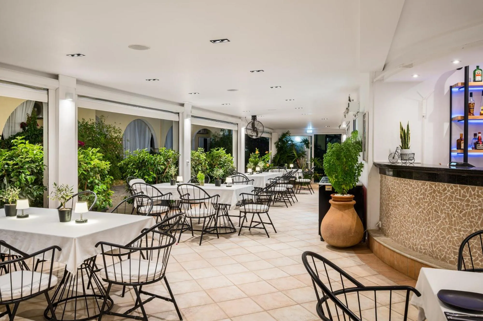 Restaurant/places to eat in Konstantina Apartments