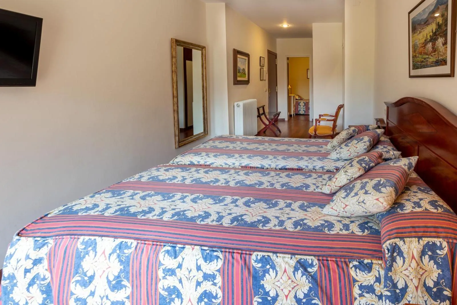 Photo of the whole room, Bed in Hotel de Camprodón