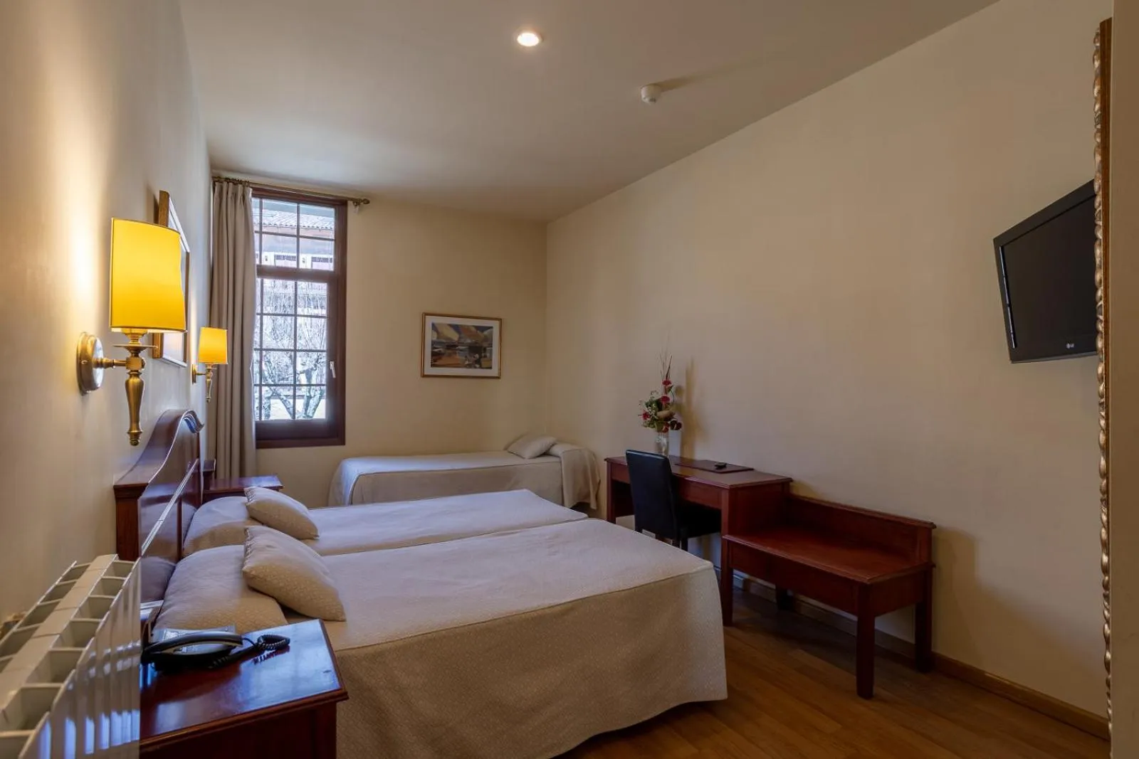 Photo of the whole room, Bed in Hotel de Camprodón