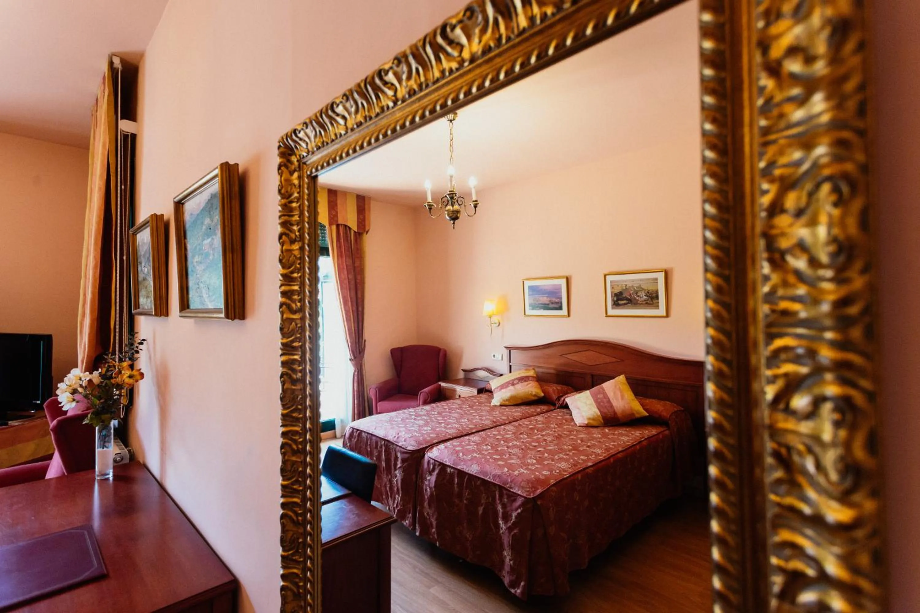 Photo of the whole room, Bed in Hotel de Camprodón