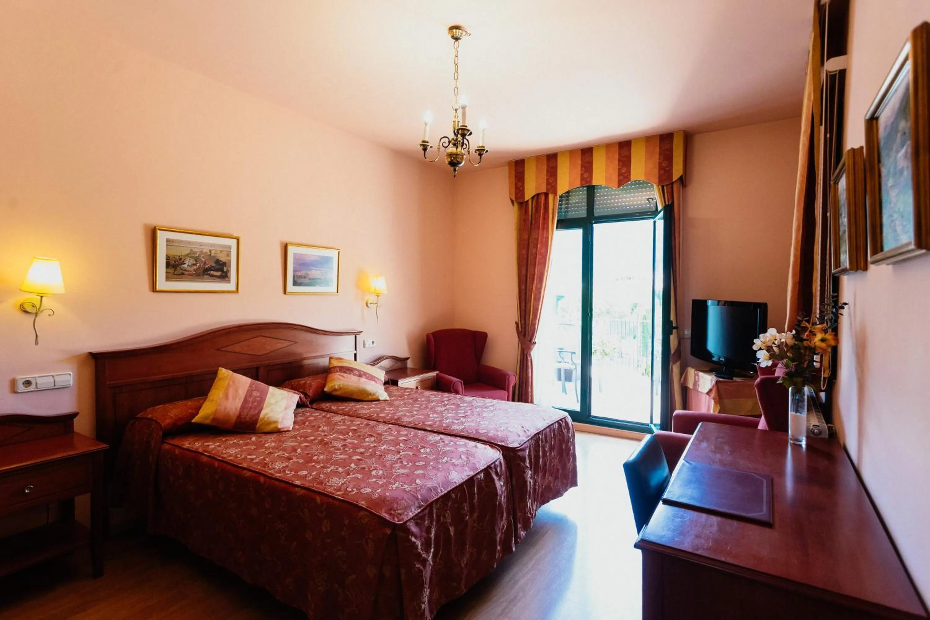 Photo of the whole room, Bed in Hotel de Camprodón