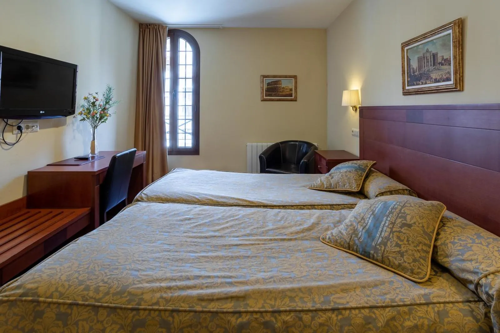 Photo of the whole room, Bed in Hotel de Camprodón