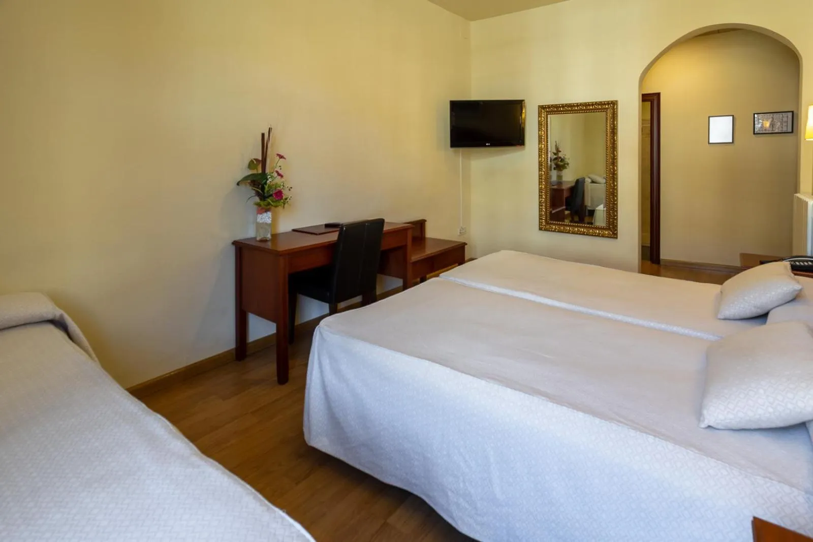 Photo of the whole room, Bed in Hotel de Camprodón