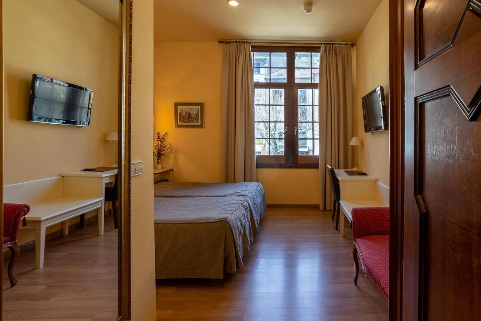 Photo of the whole room, Bed in Hotel de Camprodón