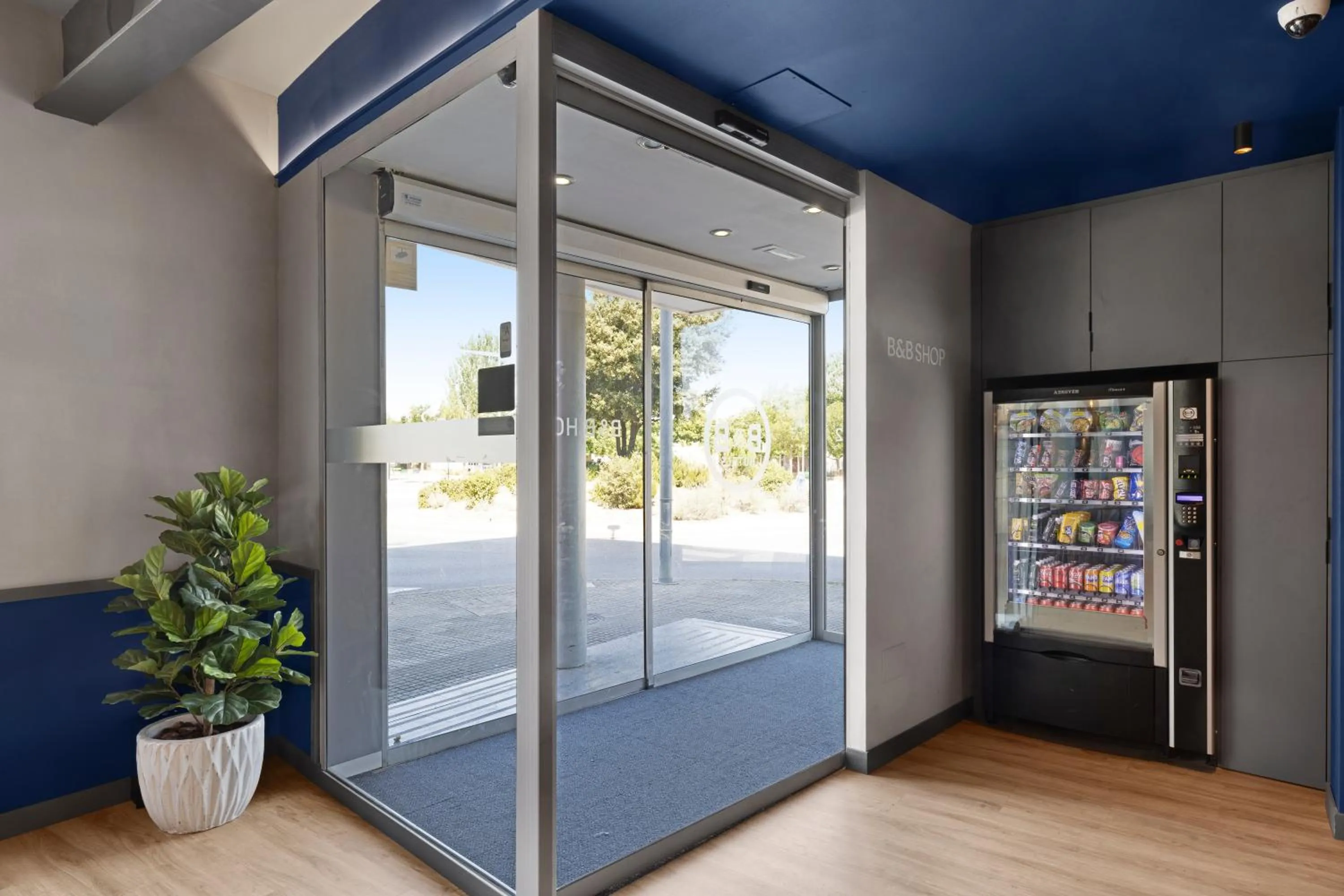 Lobby or reception in B&B HOTEL Girona 2