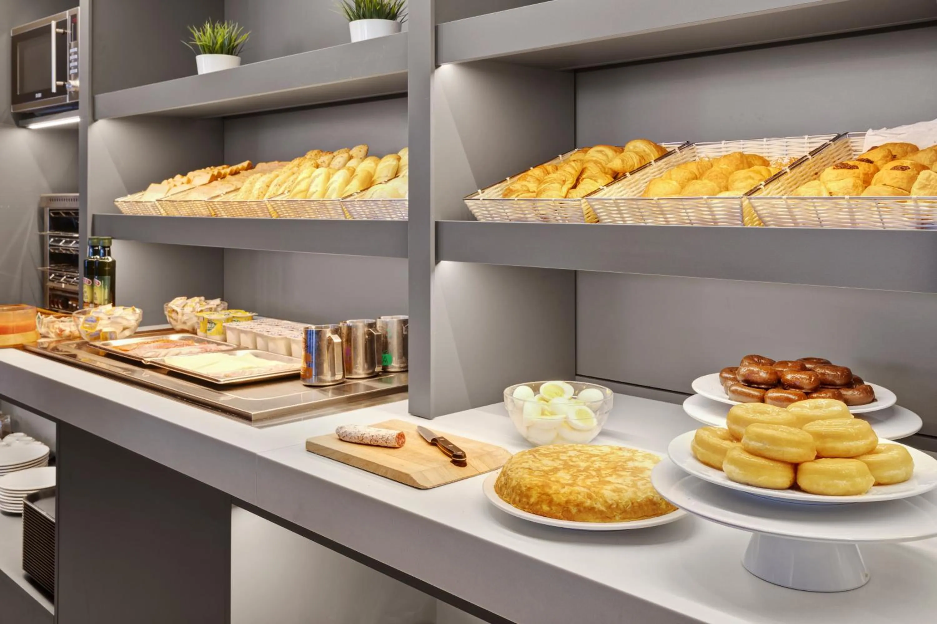 Food in B&B HOTEL Girona 2