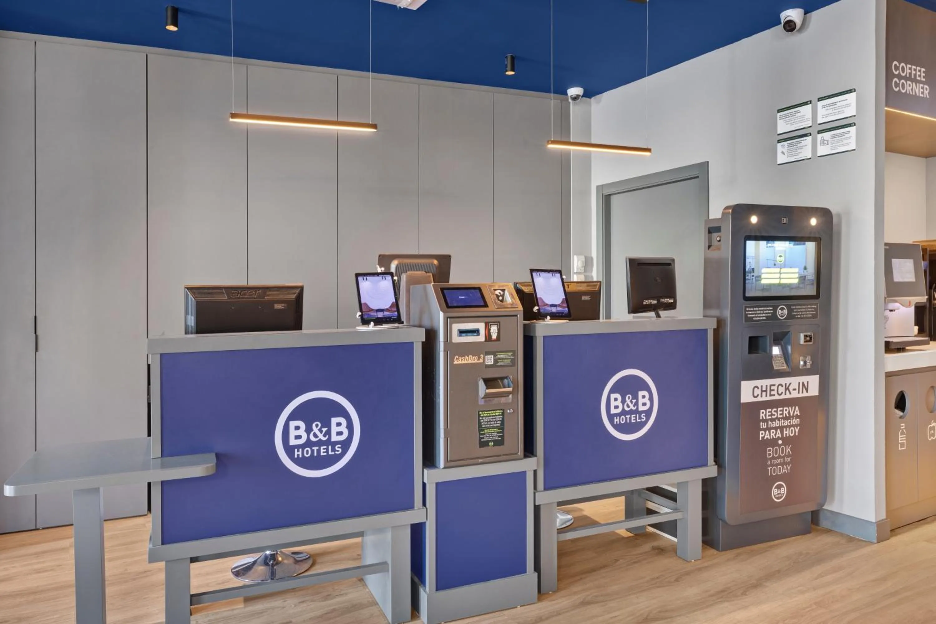 Lobby or reception in B&B HOTEL Girona 2