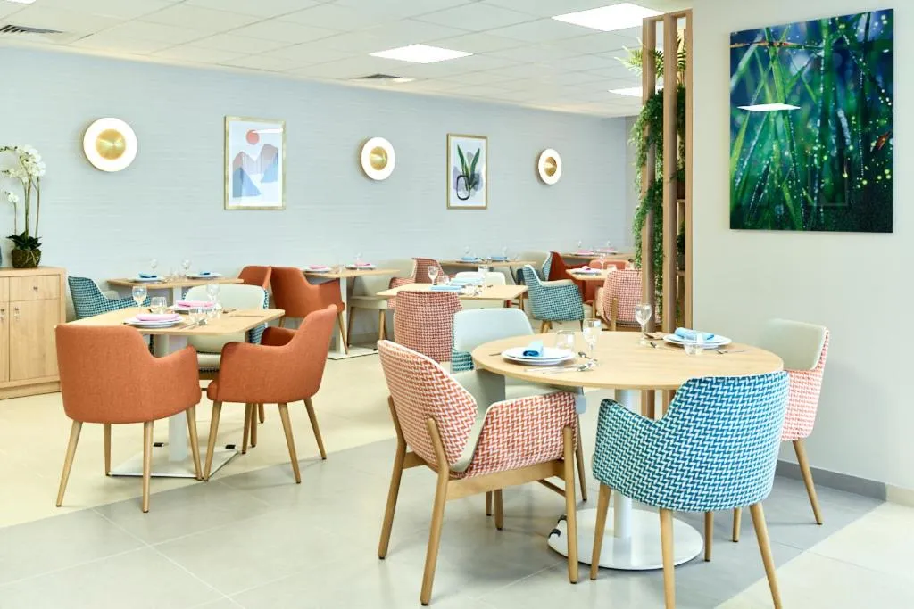 Restaurant/places to eat in Zenao Appart'hôtels Suresnes