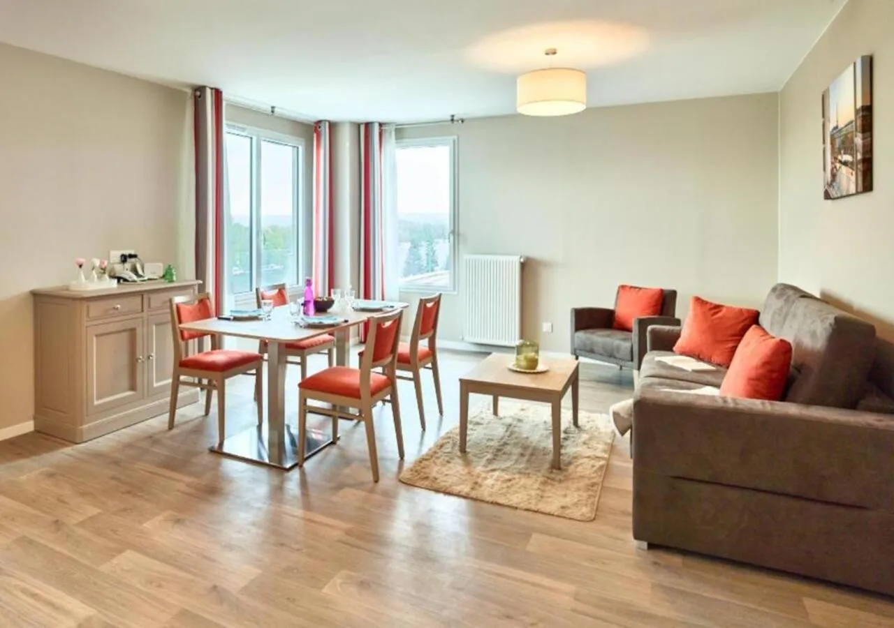 TV and multimedia in Zenao Appart'hôtels Suresnes