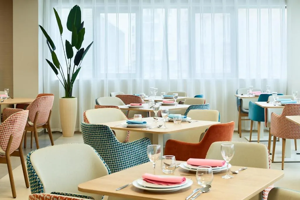 Restaurant/places to eat in Zenao Appart'hôtels Suresnes