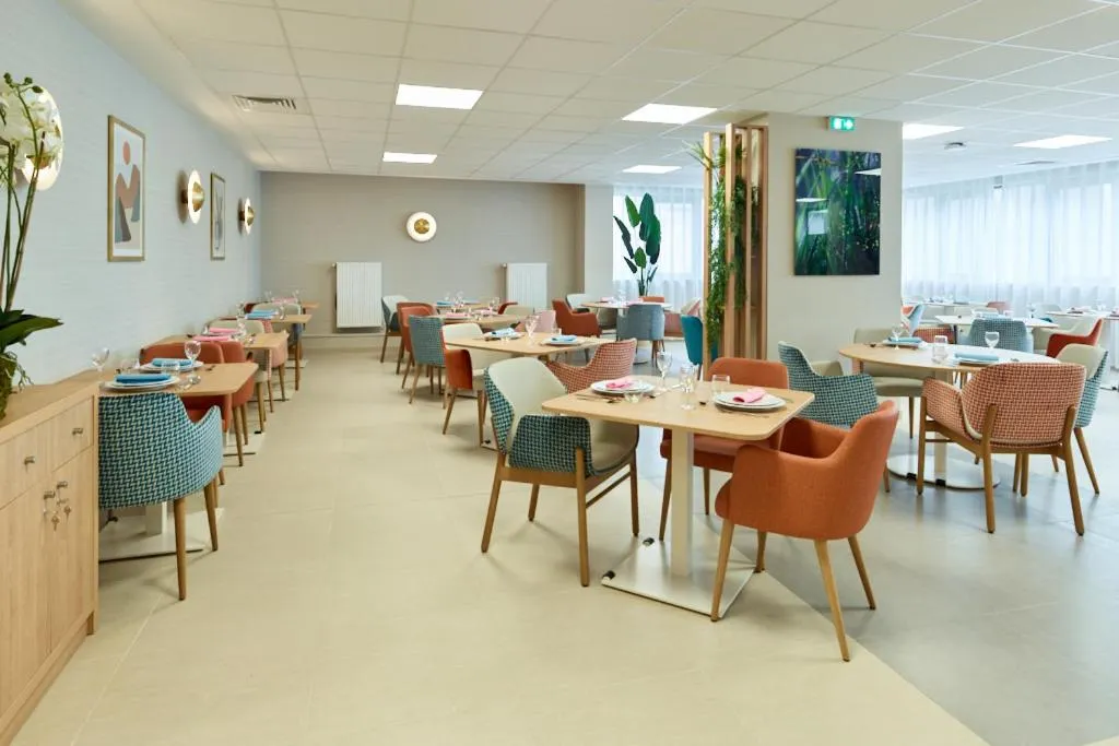 Restaurant/places to eat in Zenao Appart'hôtels Suresnes