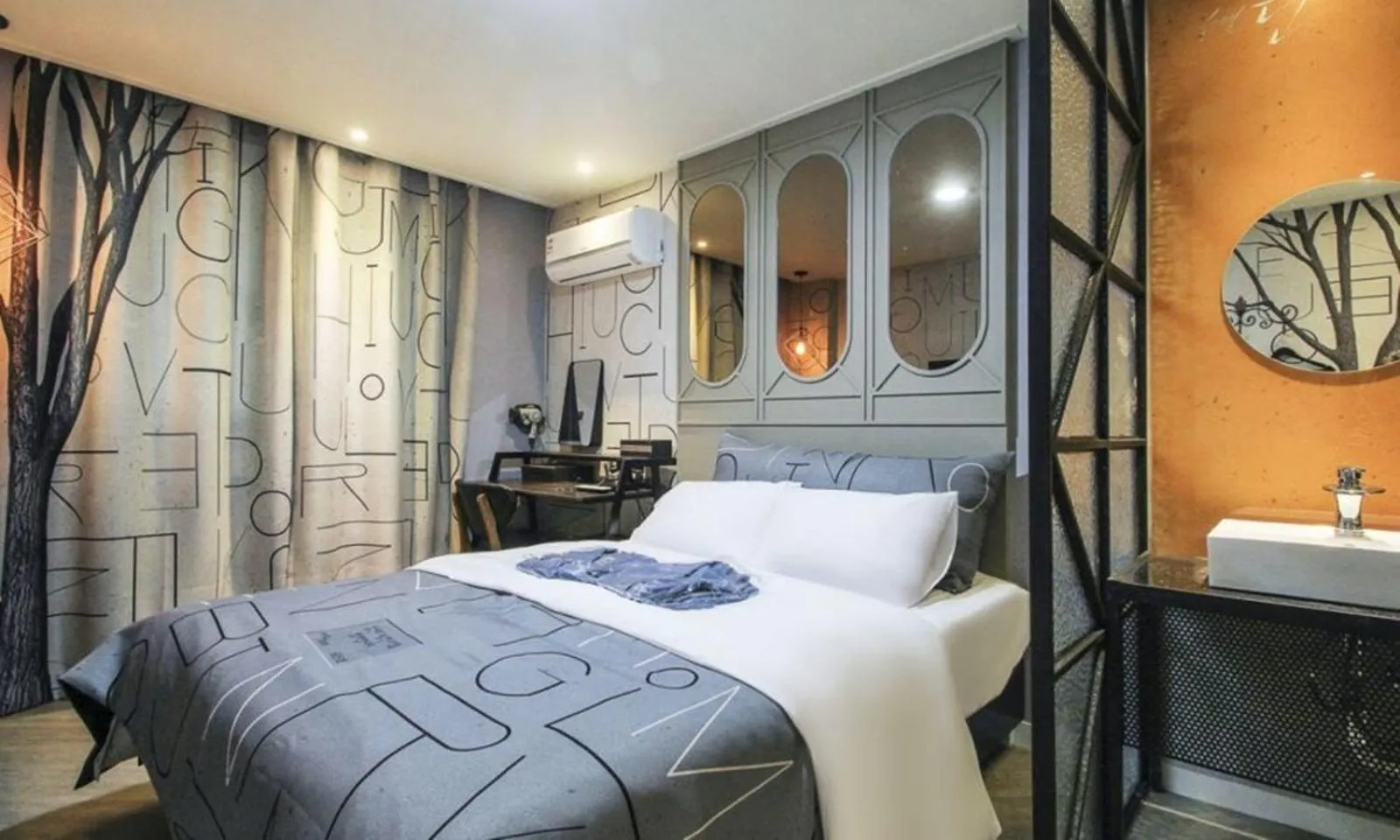 Bed in Changwon Dean Hotel