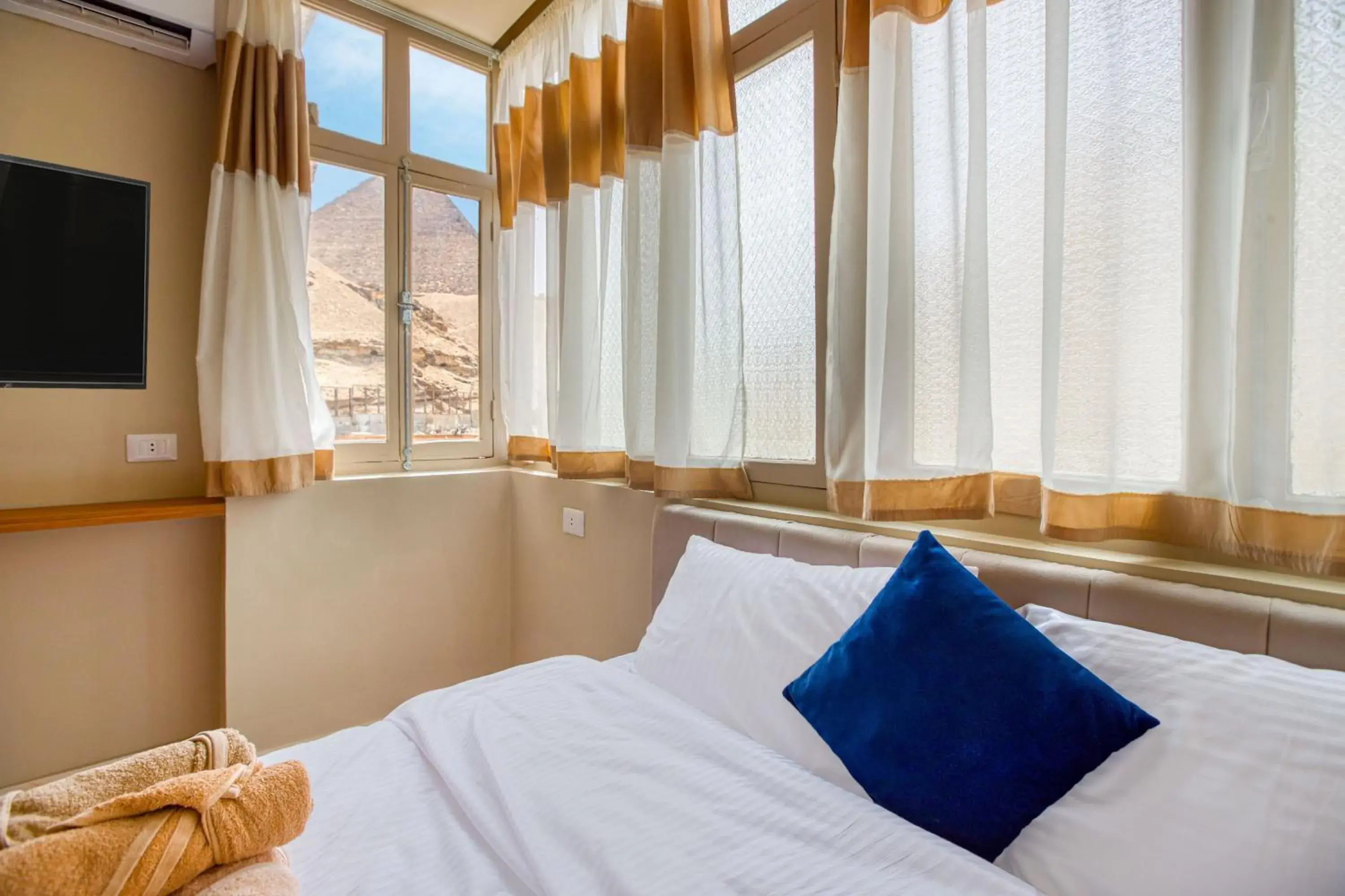 Standard Queen Room with Pyramids View in Villa Khufu Pyramids Hotel Standard Queen Room with Pyramids View in Villa Khufu Pyramids Hotel