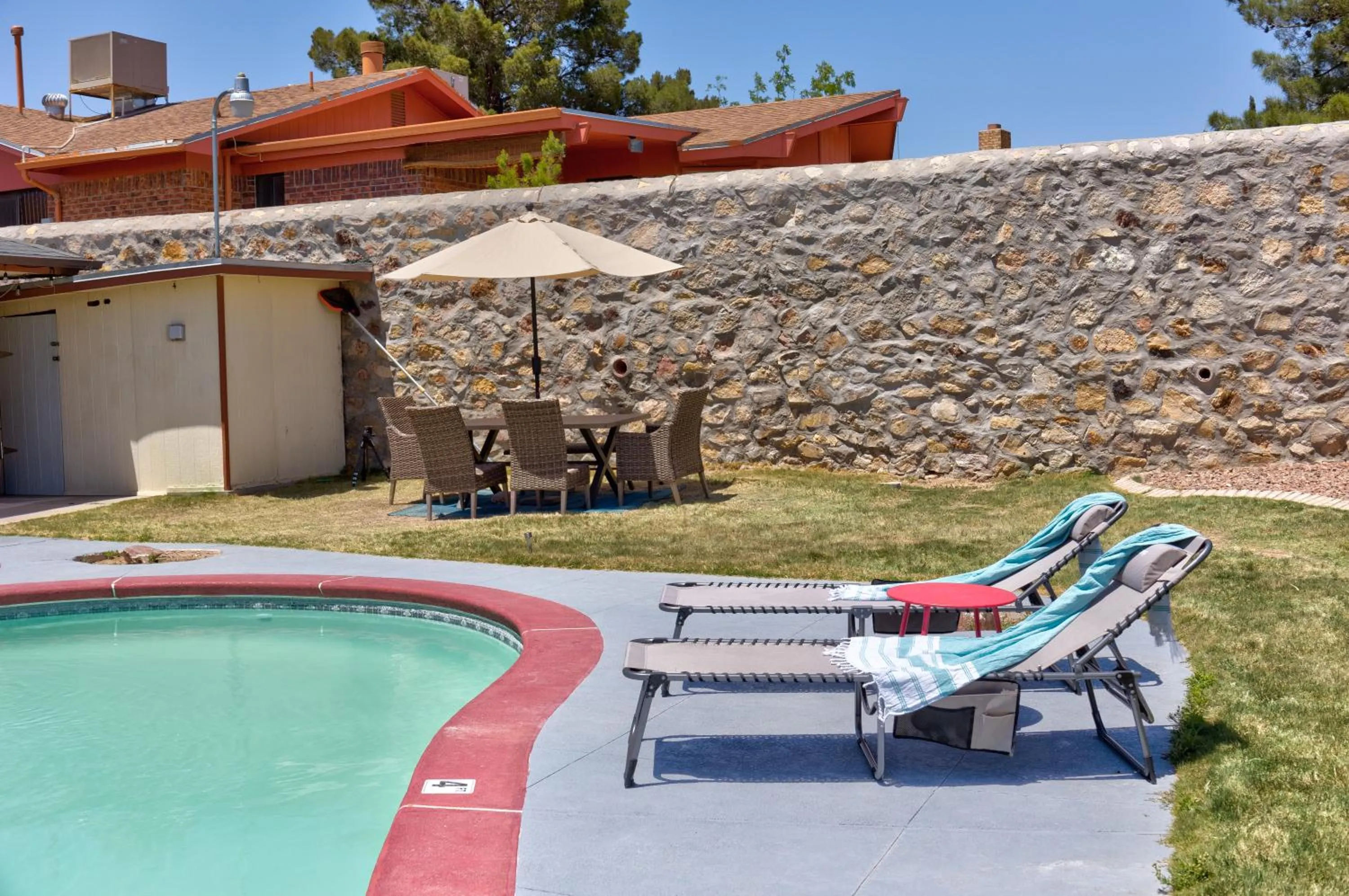 Home with Mountain View/Pool/Tub