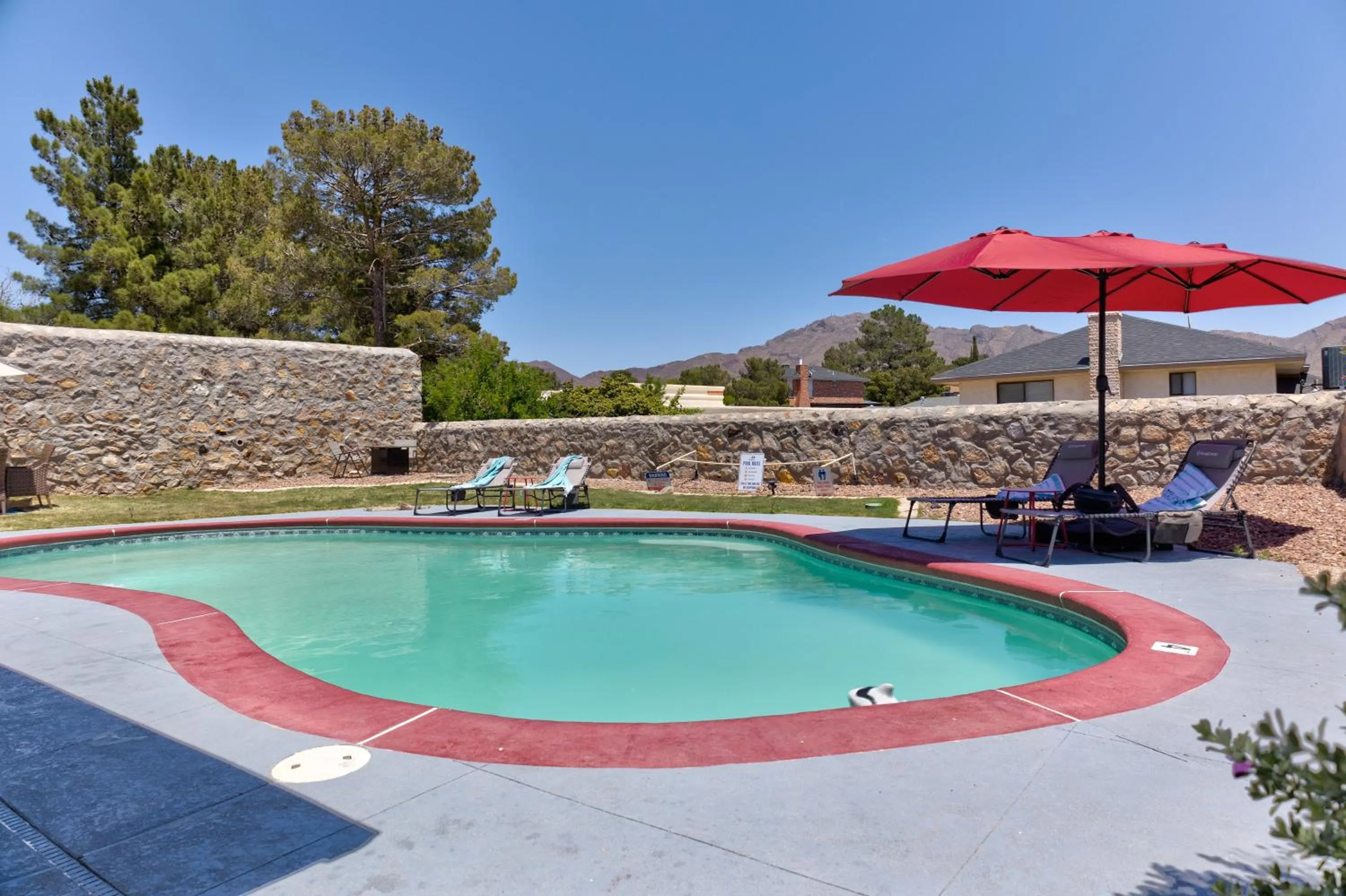 Home with Mountain View/Pool/Tub