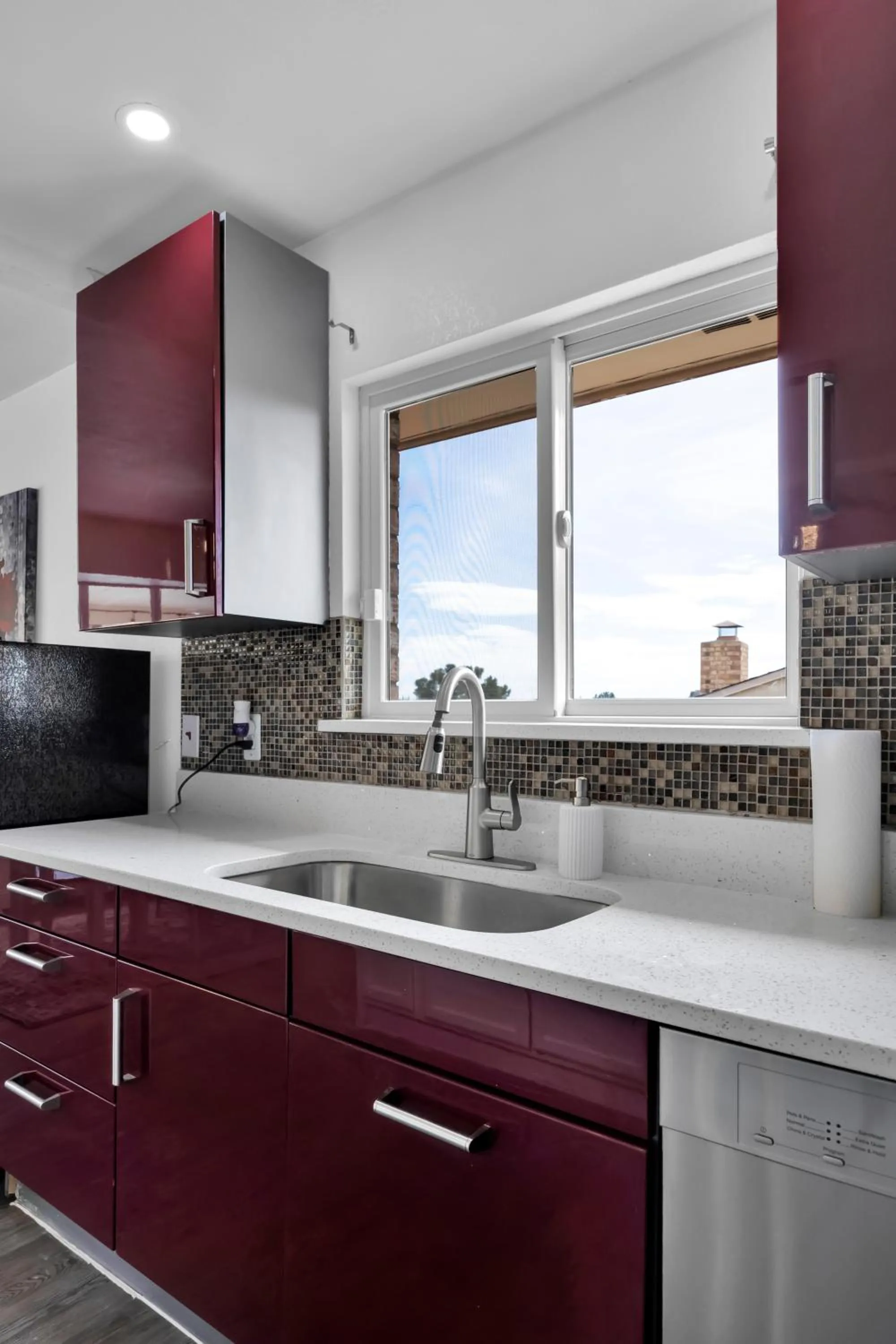 Kitchen or kitchenette in Home with Mountain View/Pool/Tub