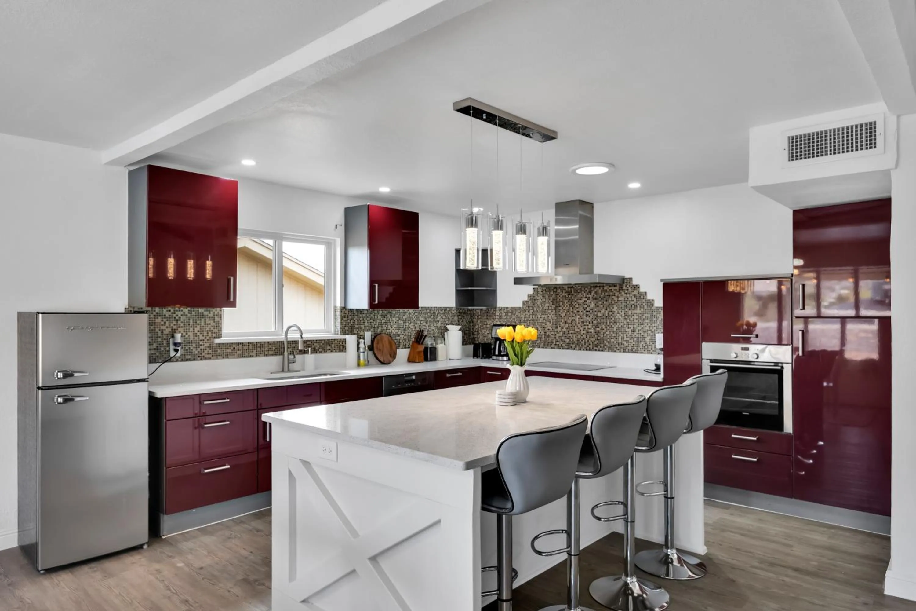 Kitchen or kitchenette in Home with Mountain View/Pool/Tub