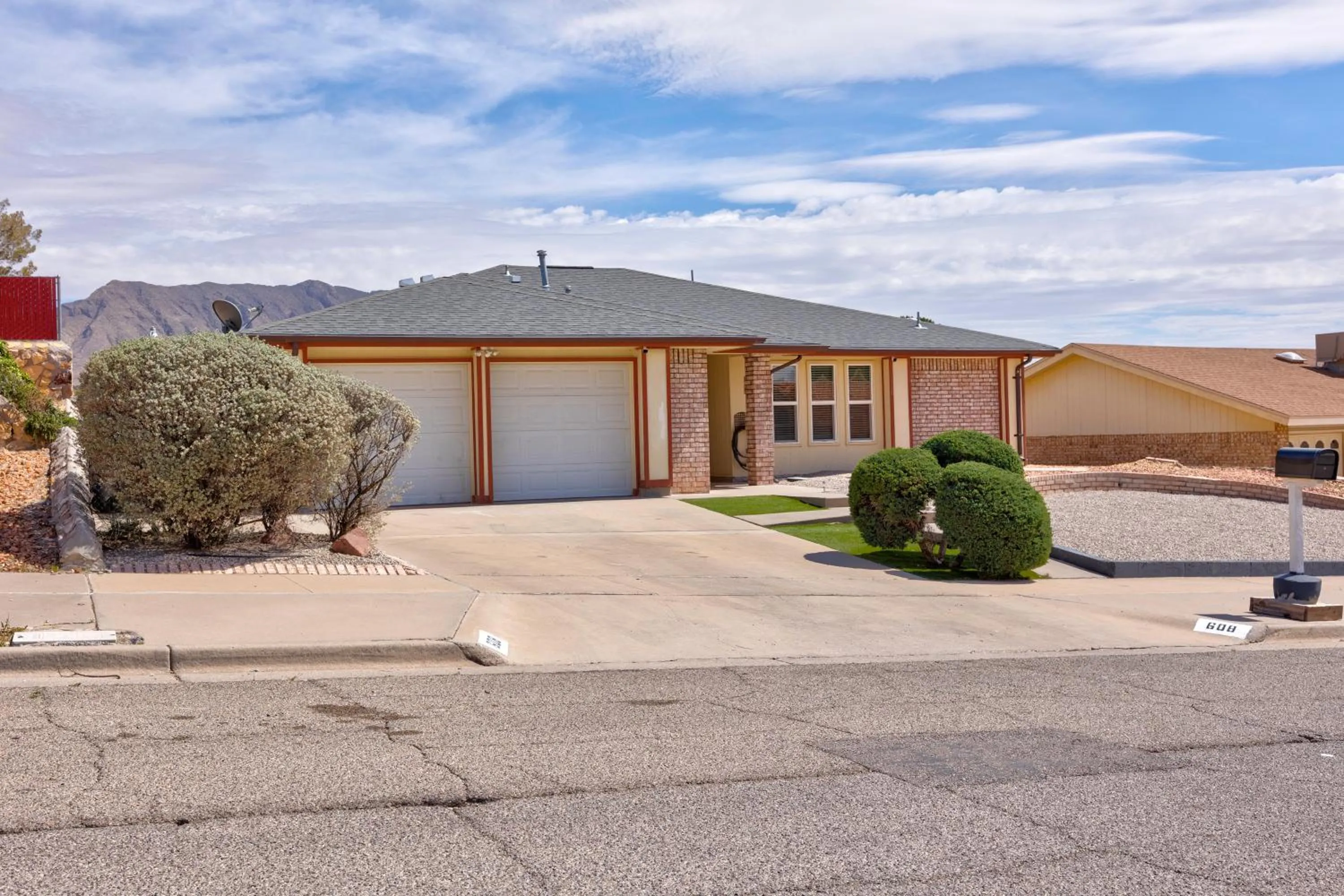 Natural landscape in Home with Mountain View/Pool/Tub