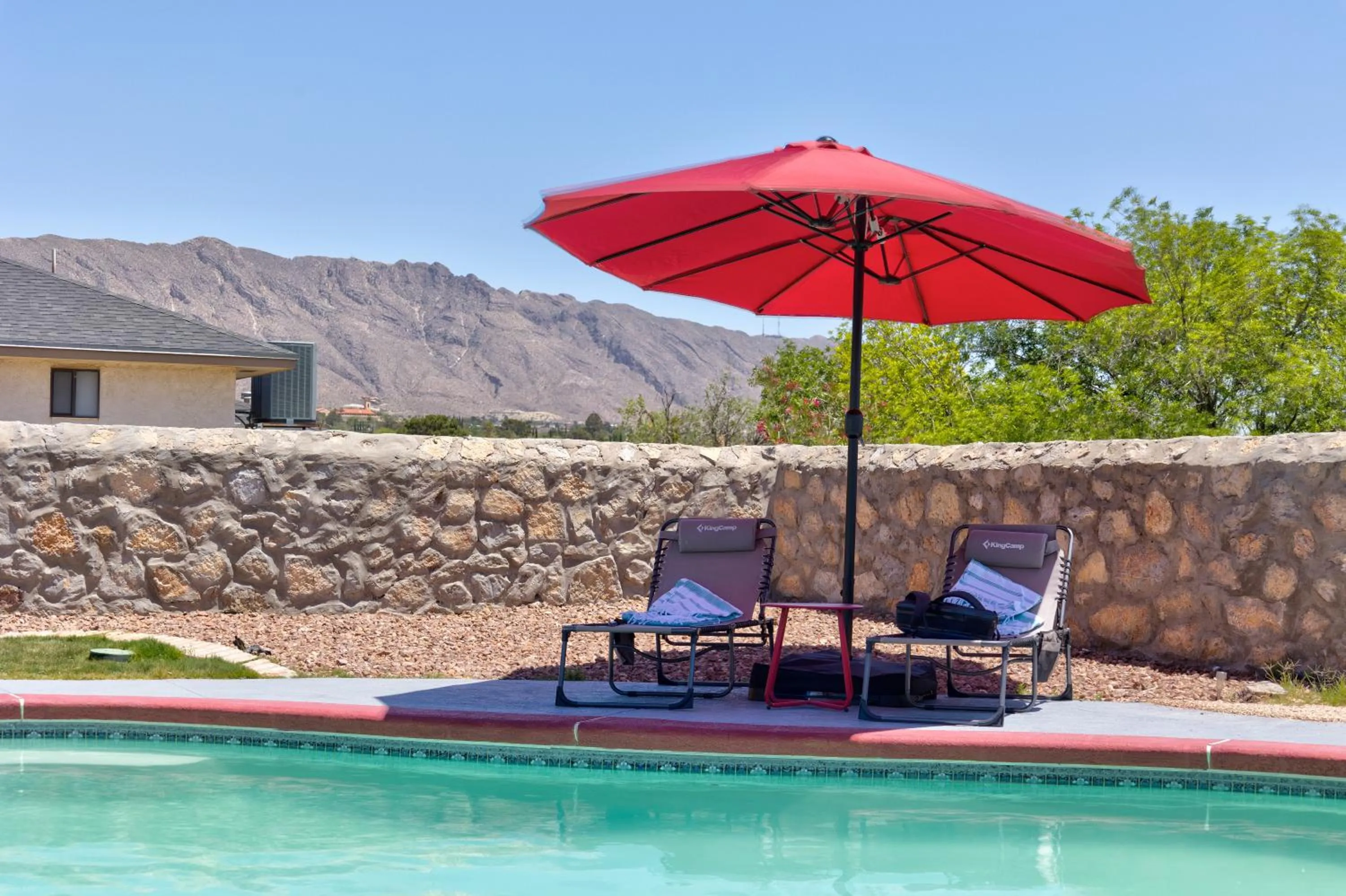 Home with Mountain View/Pool/Tub