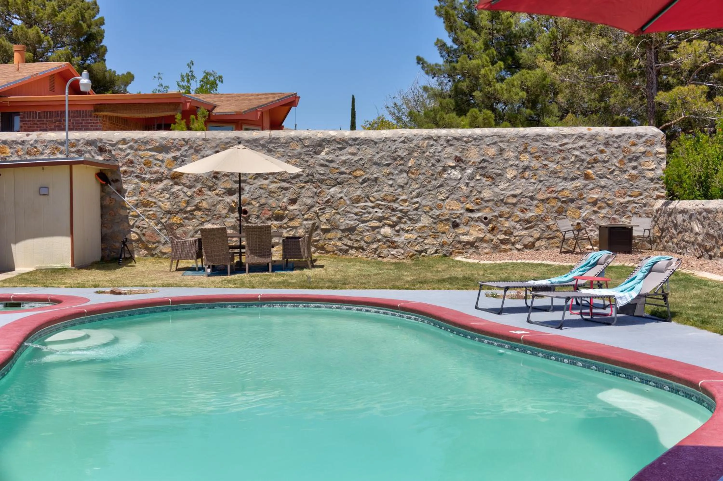 Home with Mountain View/Pool/Tub