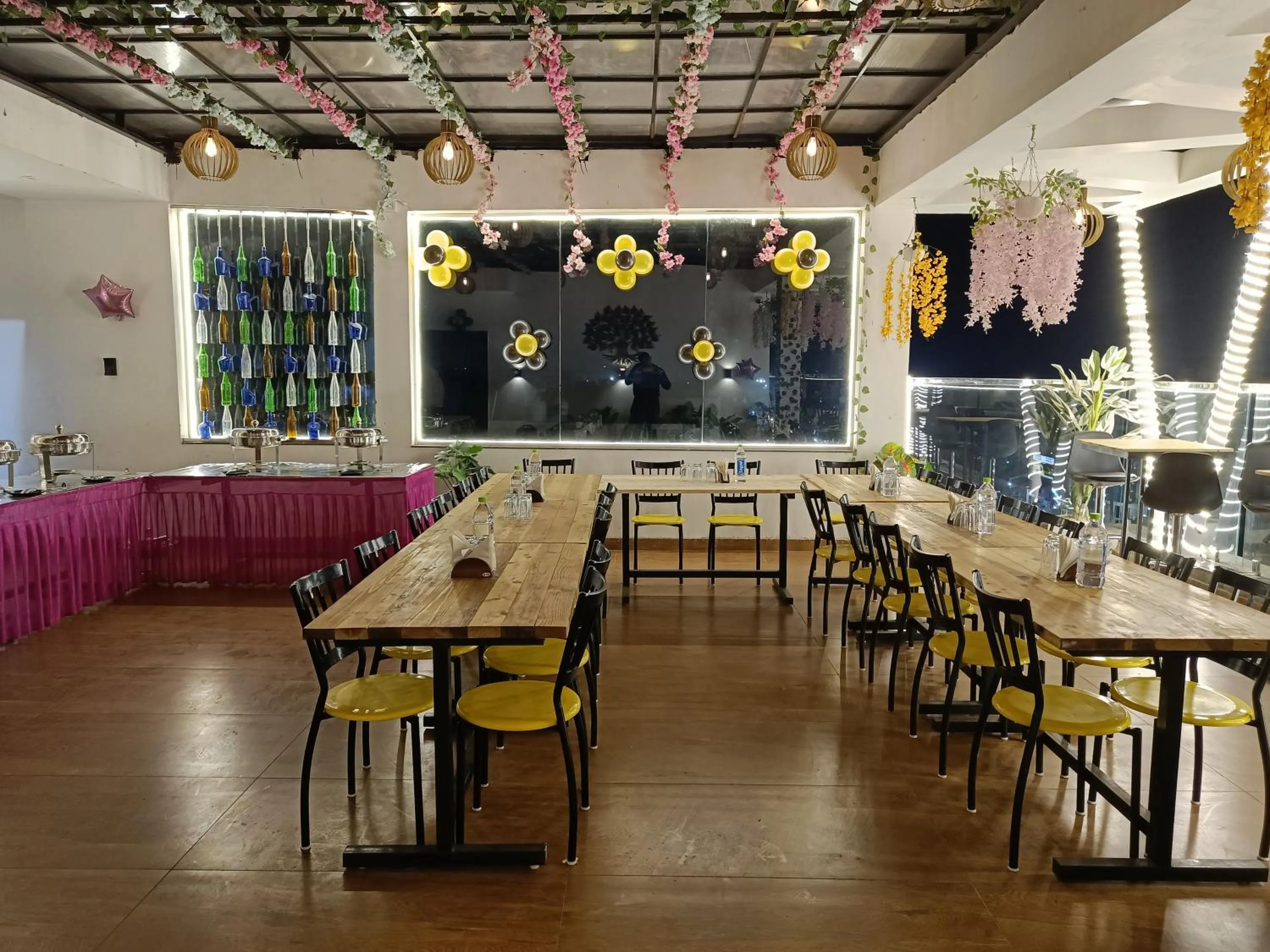 Restaurant/places to eat in Hotel Imperial Crown