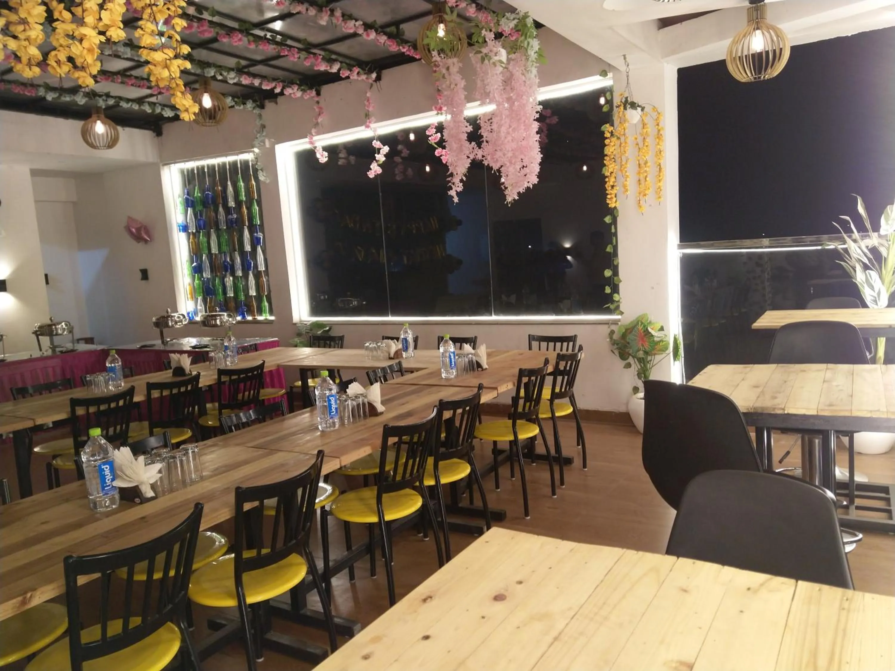 Restaurant/places to eat in Hotel Imperial Crown