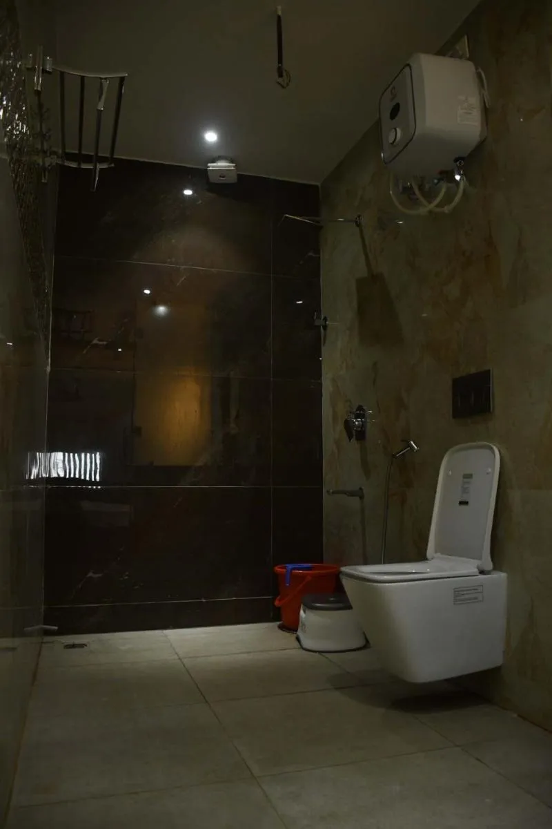 Shower in Hotel Imperial Crown