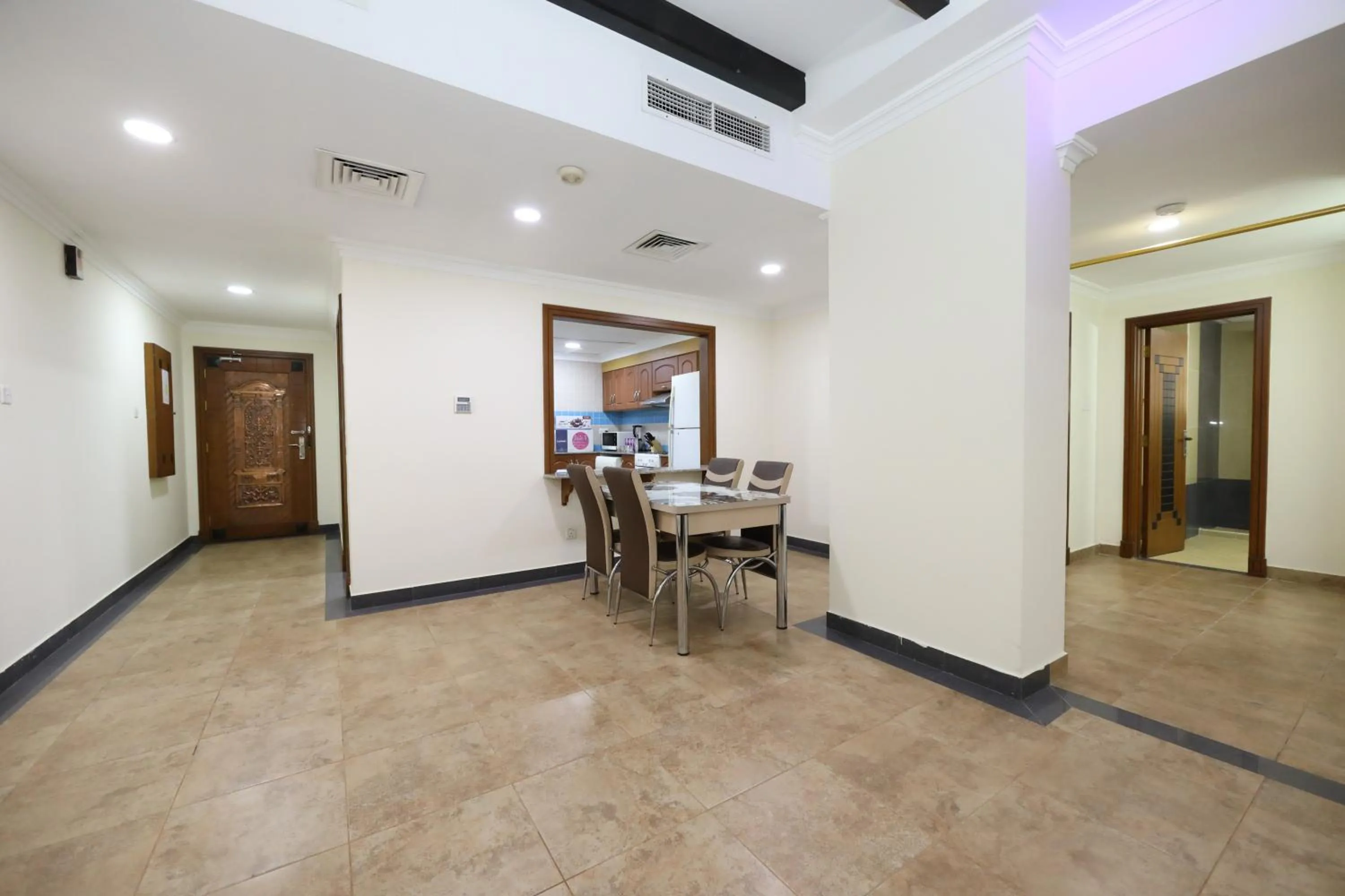 Restaurant/places to eat in Pearl Bahrain Suites