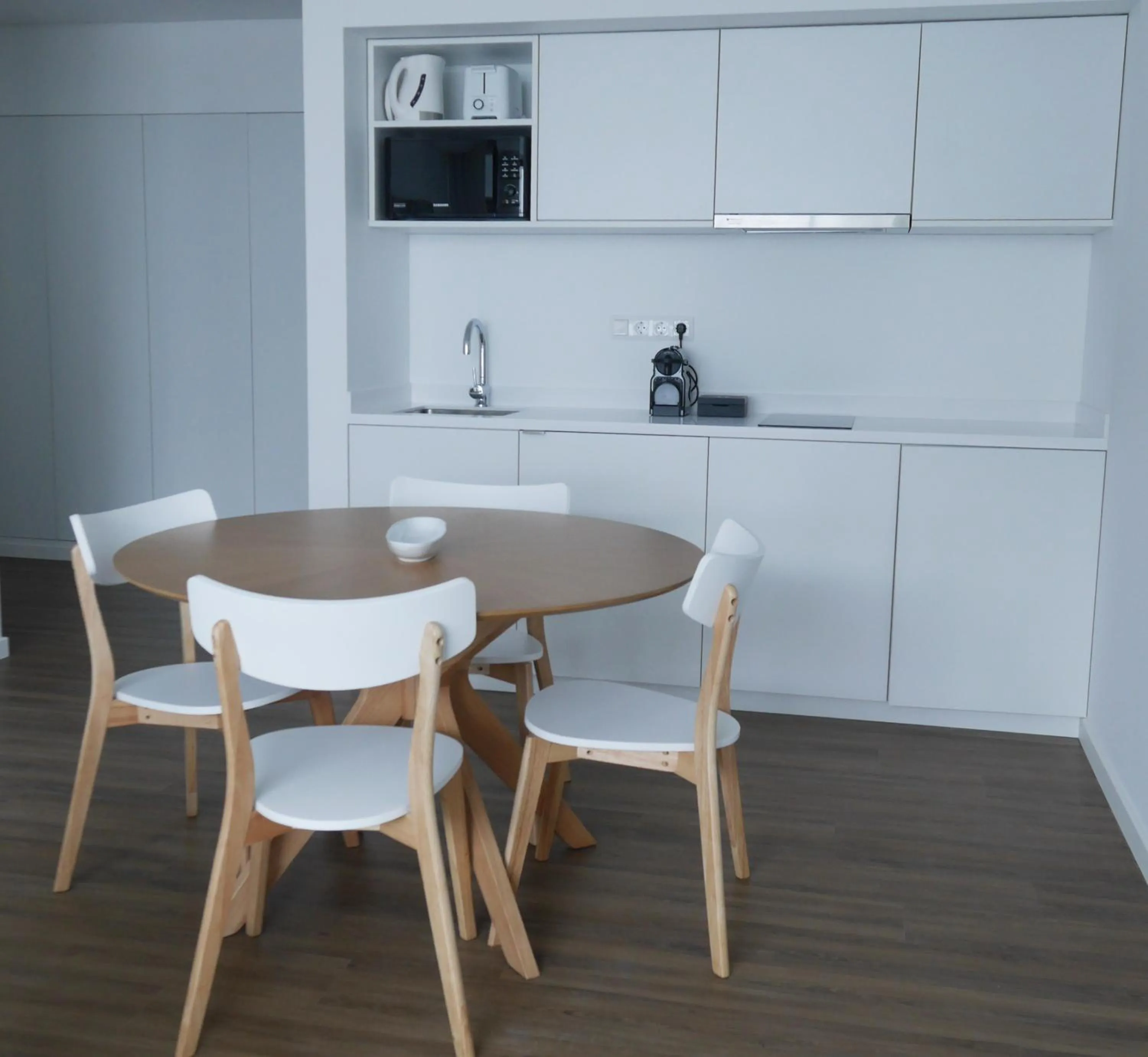 Kitchen or kitchenette in Pêro Teive Bay Apartments Hotel